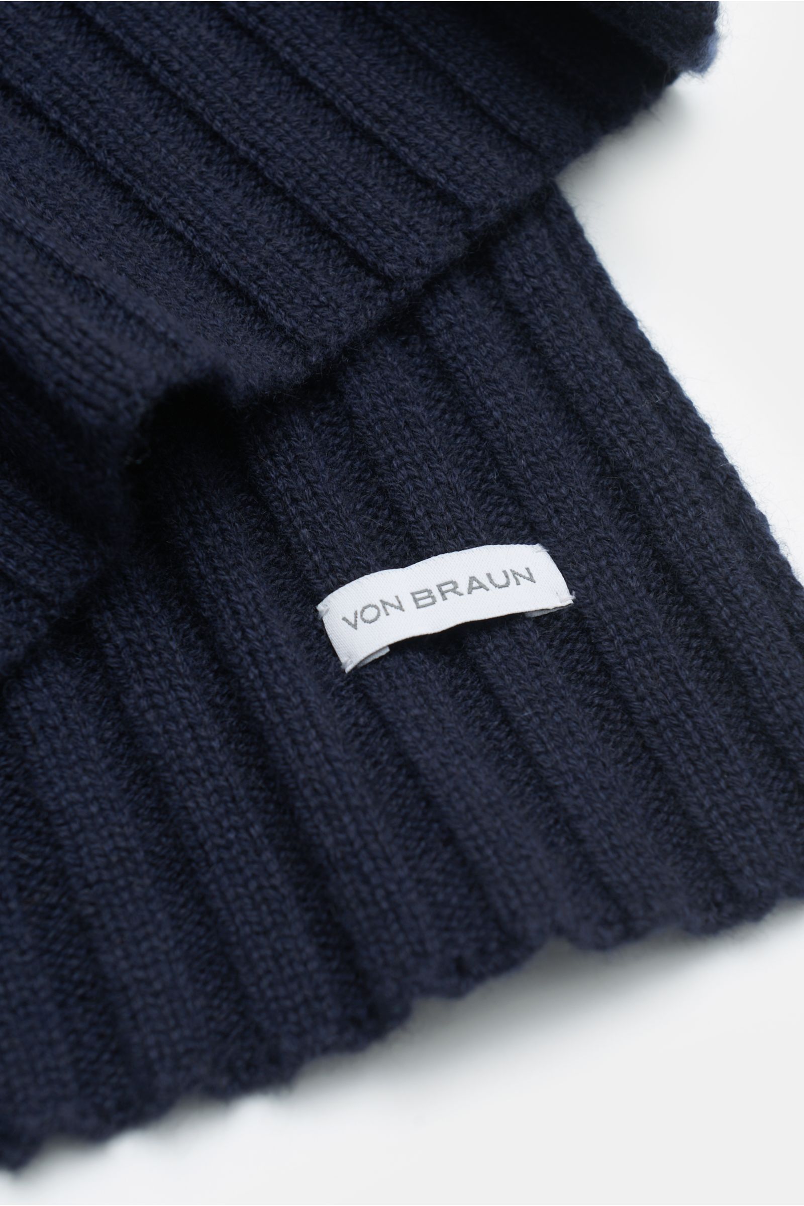 Von oben fotografierter von Braun Cashmere Schal navy aus reinem mongolischem Cashmere mit klassischem Rippstrick, weichem Griff und feinem Strickbild.