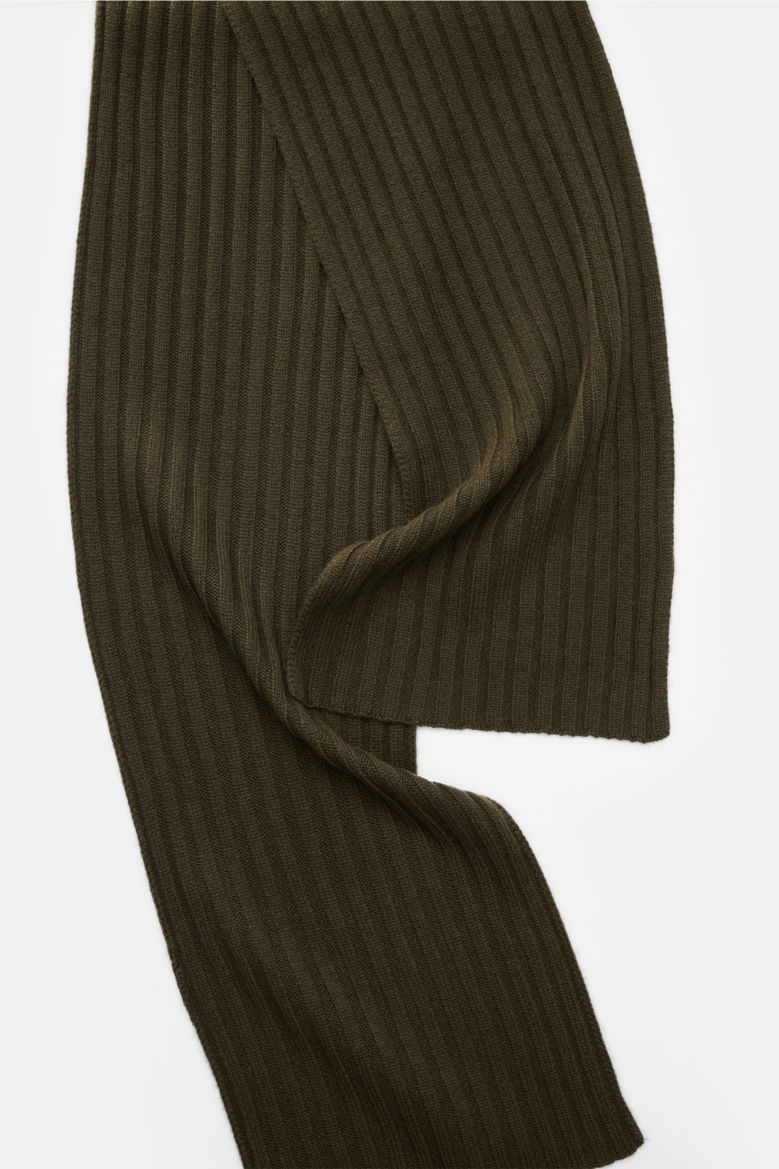 von Braun Cashmere Schal oliv aus reinem mongolischen Cashmere in klassischem Rippstrick-Design, weich und ca. 169x25 cm, liegend von oben fotografiert