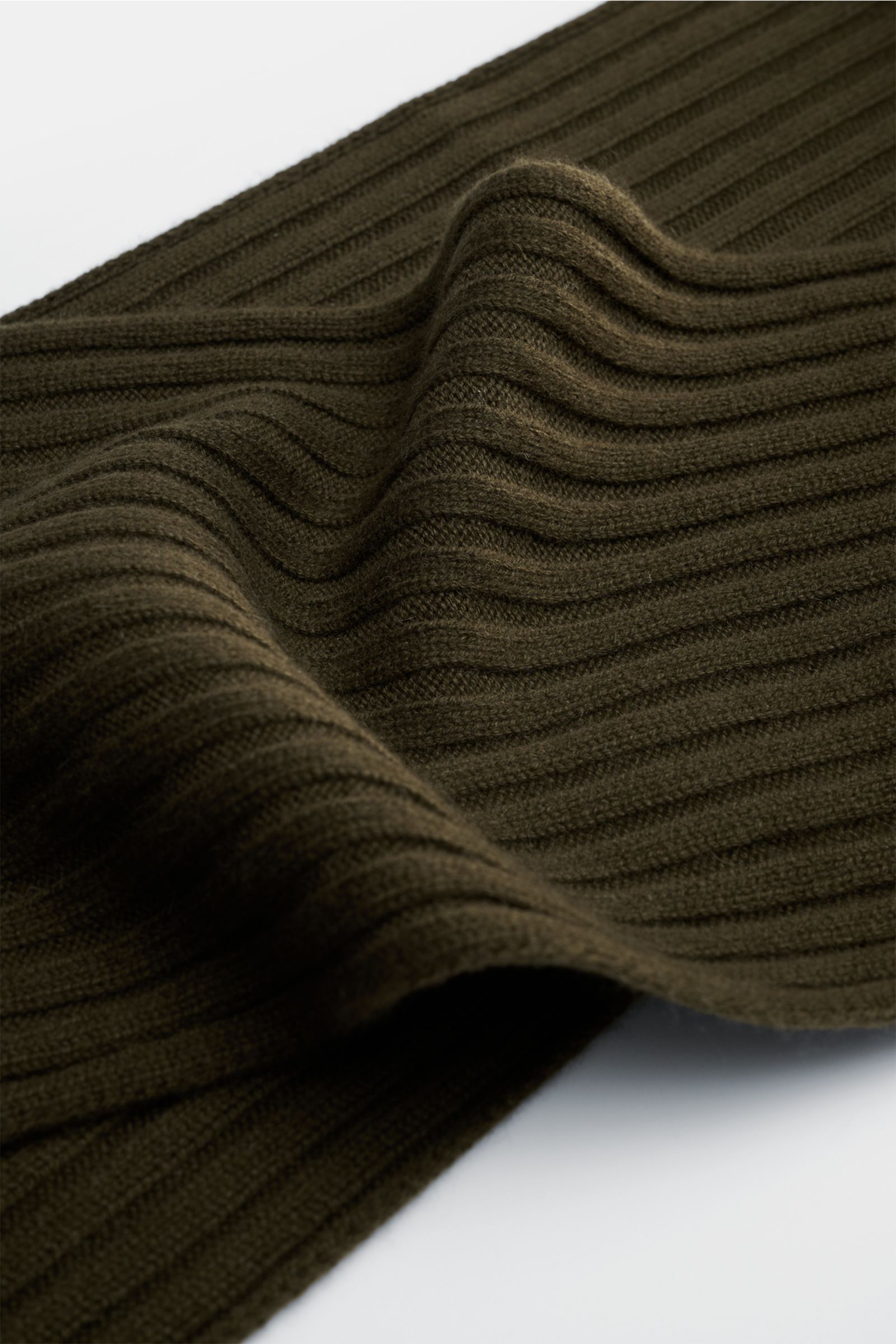 von Braun Cashmere Schal oliv aus reinem mongolischem Cashmere, weiches, feines Rippstrick-Design, Detailaufnahme aus schräger Nahaufnahme