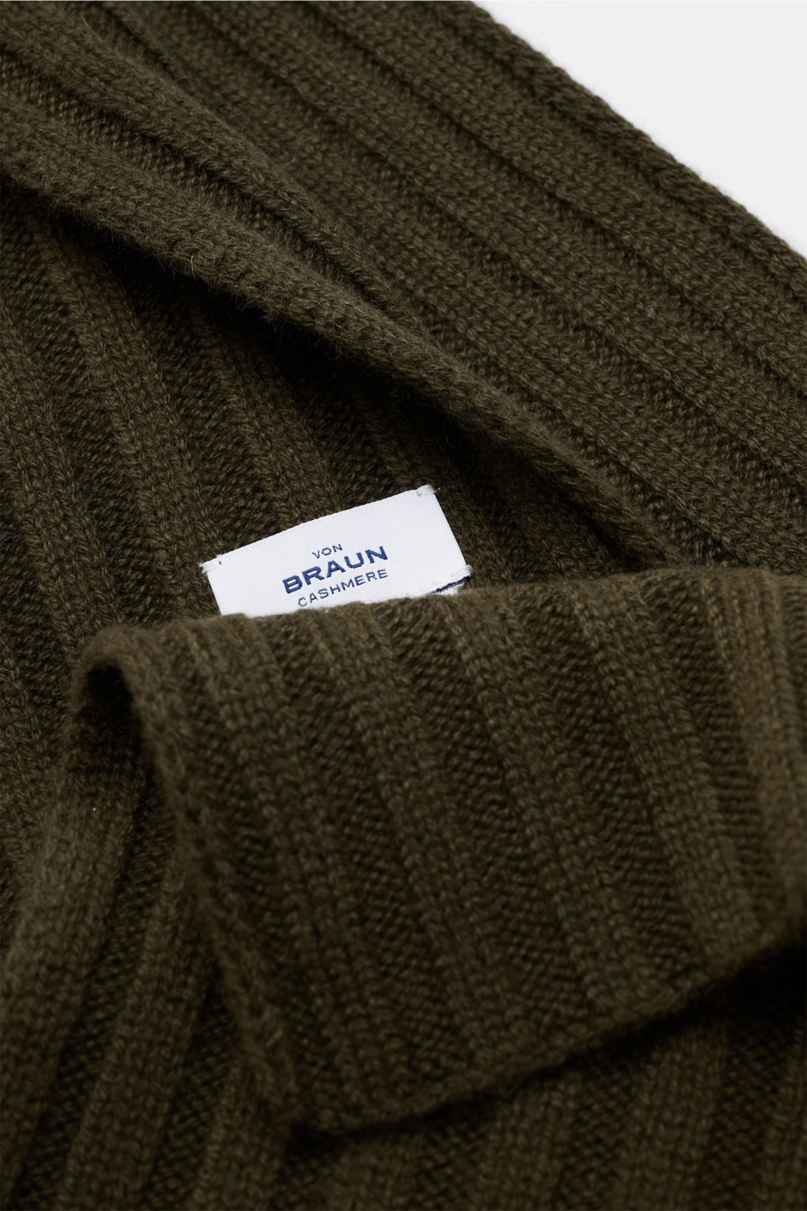 Nahaufnahme des von Braun Cashmere Schals oliv in klassischem Rippstrick-Design, weich und fein gestrickt aus reinem mongolischem Cashmere.