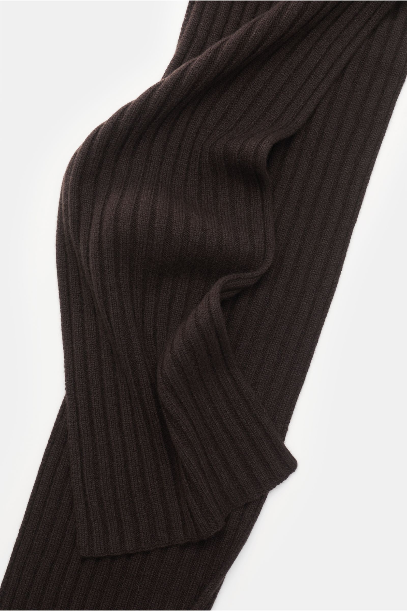 von Braun Cashmere Schal dunkelbraun, aus reinem mongolischem Cashmere, klassisches Rippstrick-Design, feines Strickbild, weich, liegend fotografiert, Maße ca. 169x25 cm