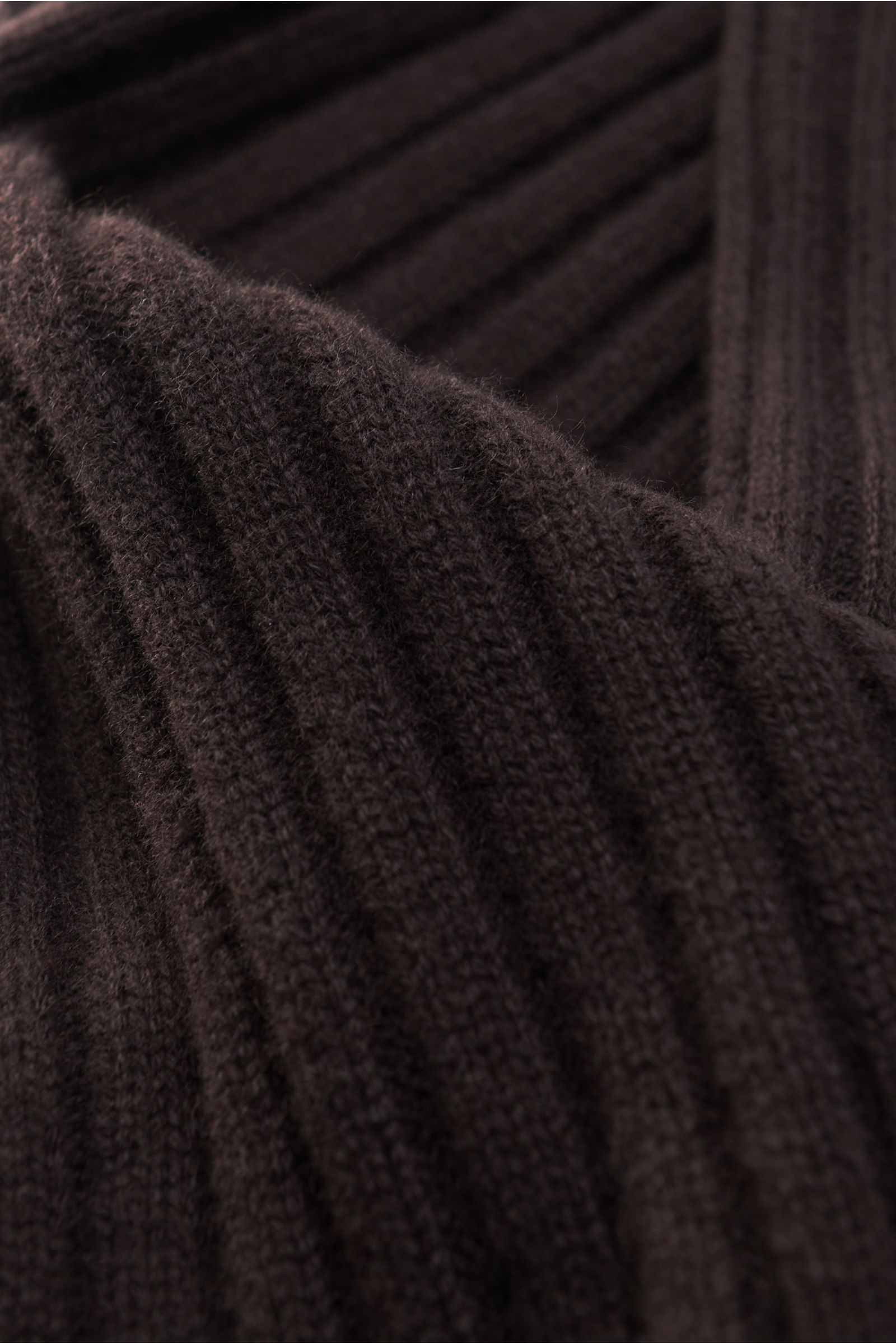 Nahaufnahme aus schräger Perspektive des von Braun Cashmere Schal dunkelbraun mit klassischem Rippstrick-Design, weichem Griff und feinem Strickbild.