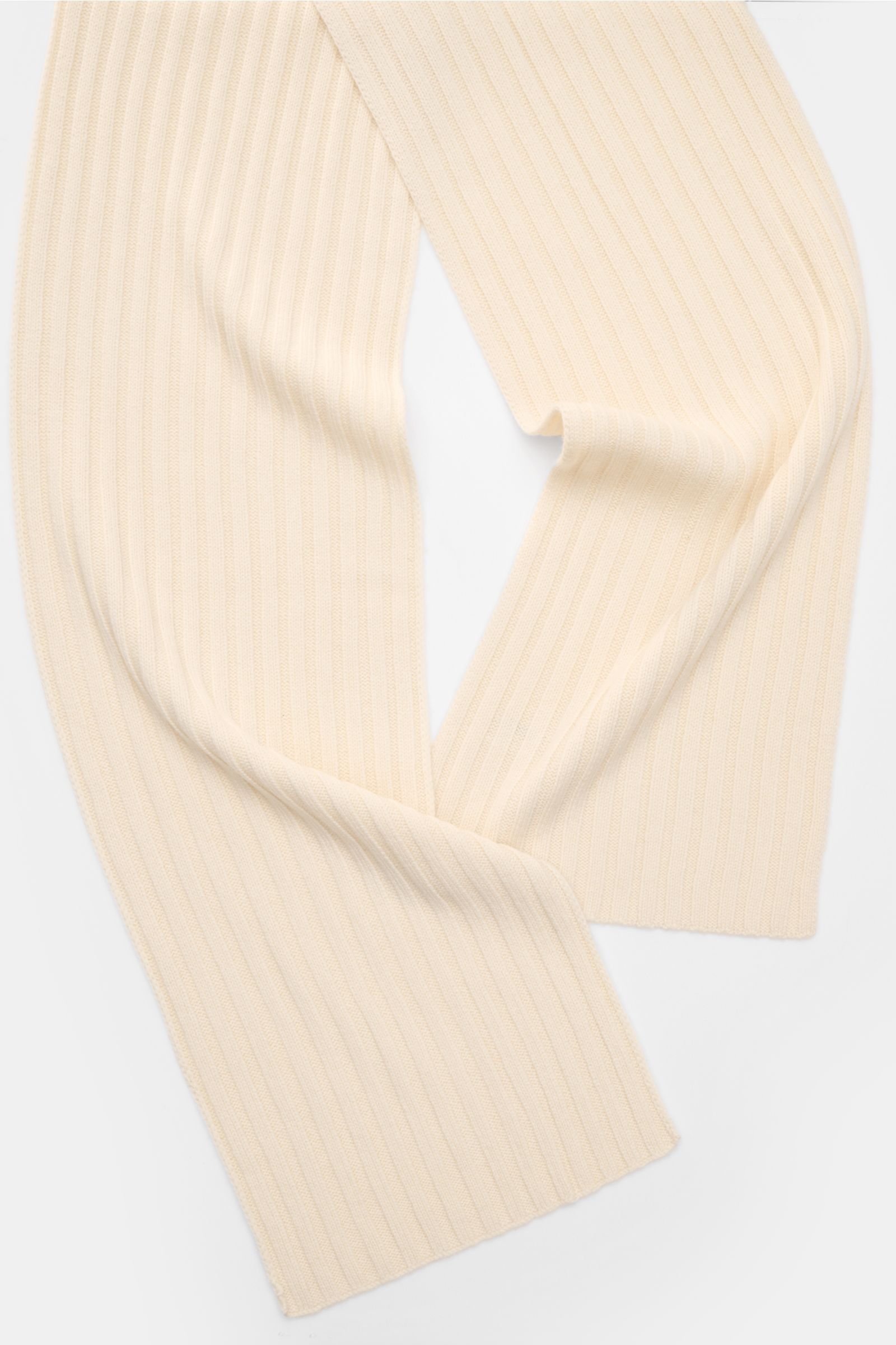 von Braun Cashmere Schal offwhite, liegend von oben fotografiert, zeigt klassisches Rippstrick-Design aus reinem, weichem mongolischem Cashmere, ca. 169x25 cm
