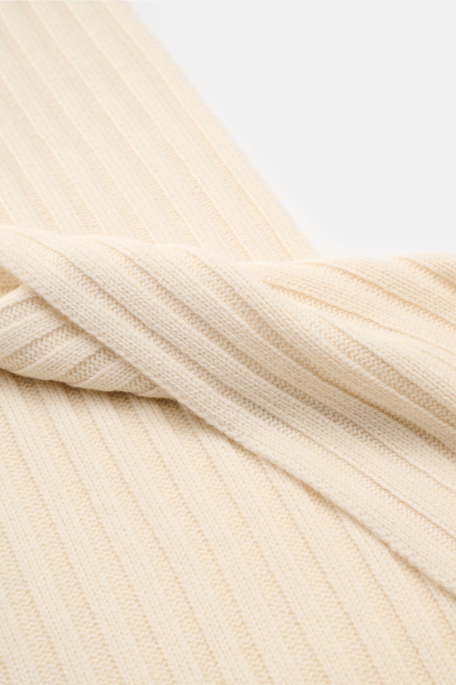 von Braun Cashmere Schal offwhite in klassischem Rippstrick-Design, weich, feines Strickbild, Detailaufnahme aus Nahaufnahme, ca. 169x25 cm