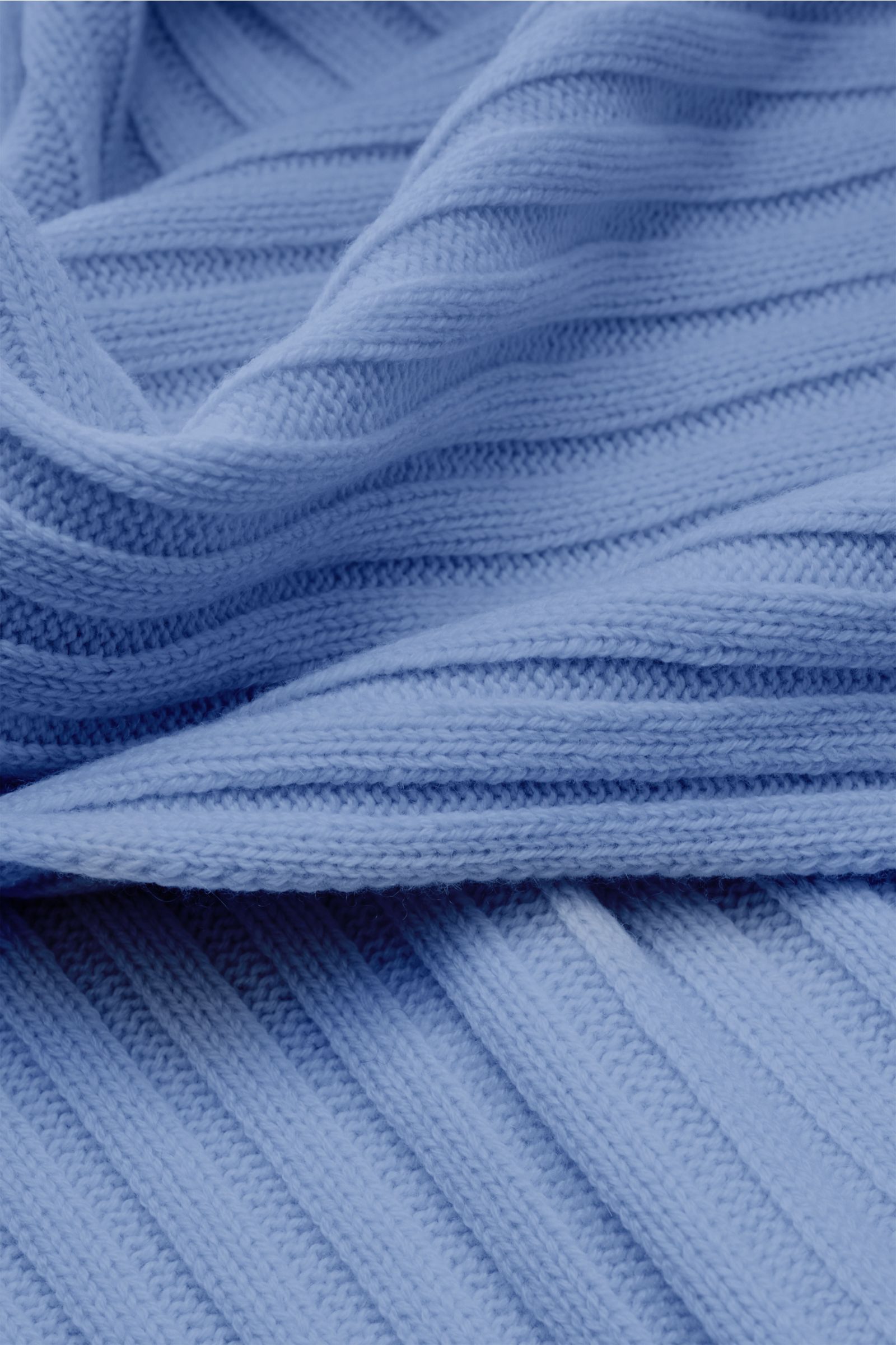 Close-up front view of von Braun Cashmere scarf blue mottled showing classic rib knit texture and soft folds in light blue.

This timeless VON BRAUN scarf made of pure Mongolian cashmere in distinctive rib knit protects against bad weather. Drape it ca