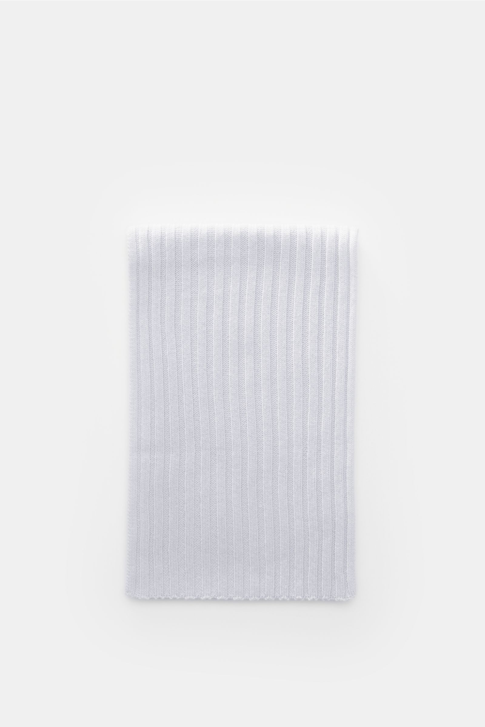 Von oben fotografiert: von Braun Cashmere Schal hellblau aus reinem mongolischem Cashmere, weicher Griff, klassisches Rippstrick-Design, 169x25 cm.