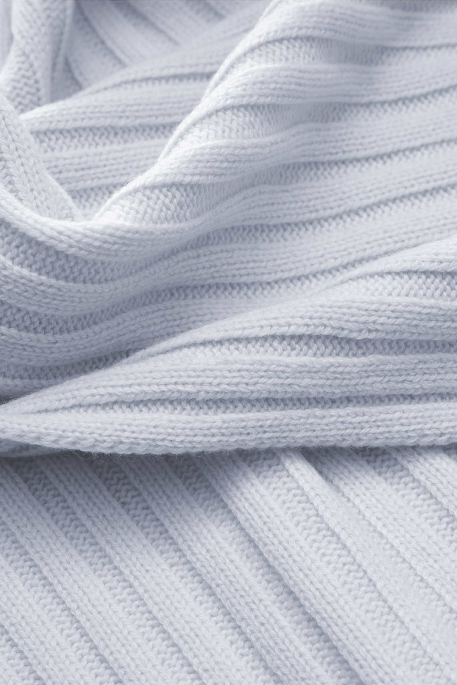 von Braun Cashmere Schal hellblau aus reinem mongolischen Cashmere in klassischem Rippstrick, Detailaufnahme von oben mit weichem Griff und feinem Strickbild.