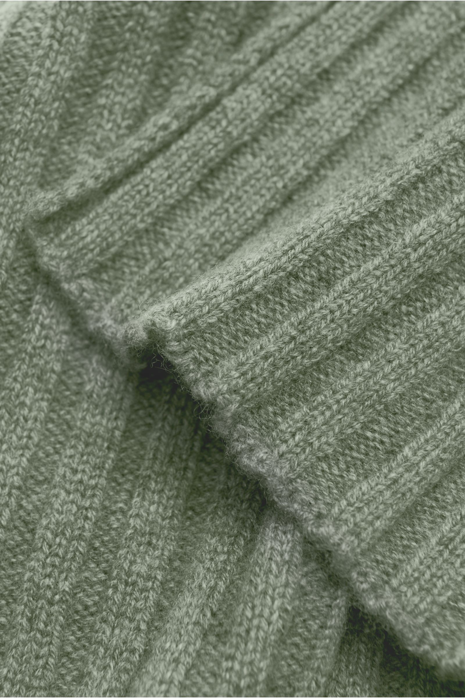 Nahaufnahme des von Braun Cashmere Schal graugrün in klassischem Rippstrick-Design aus weichem, reinem mongolischem Cashmere, ca. 169x25 cm.