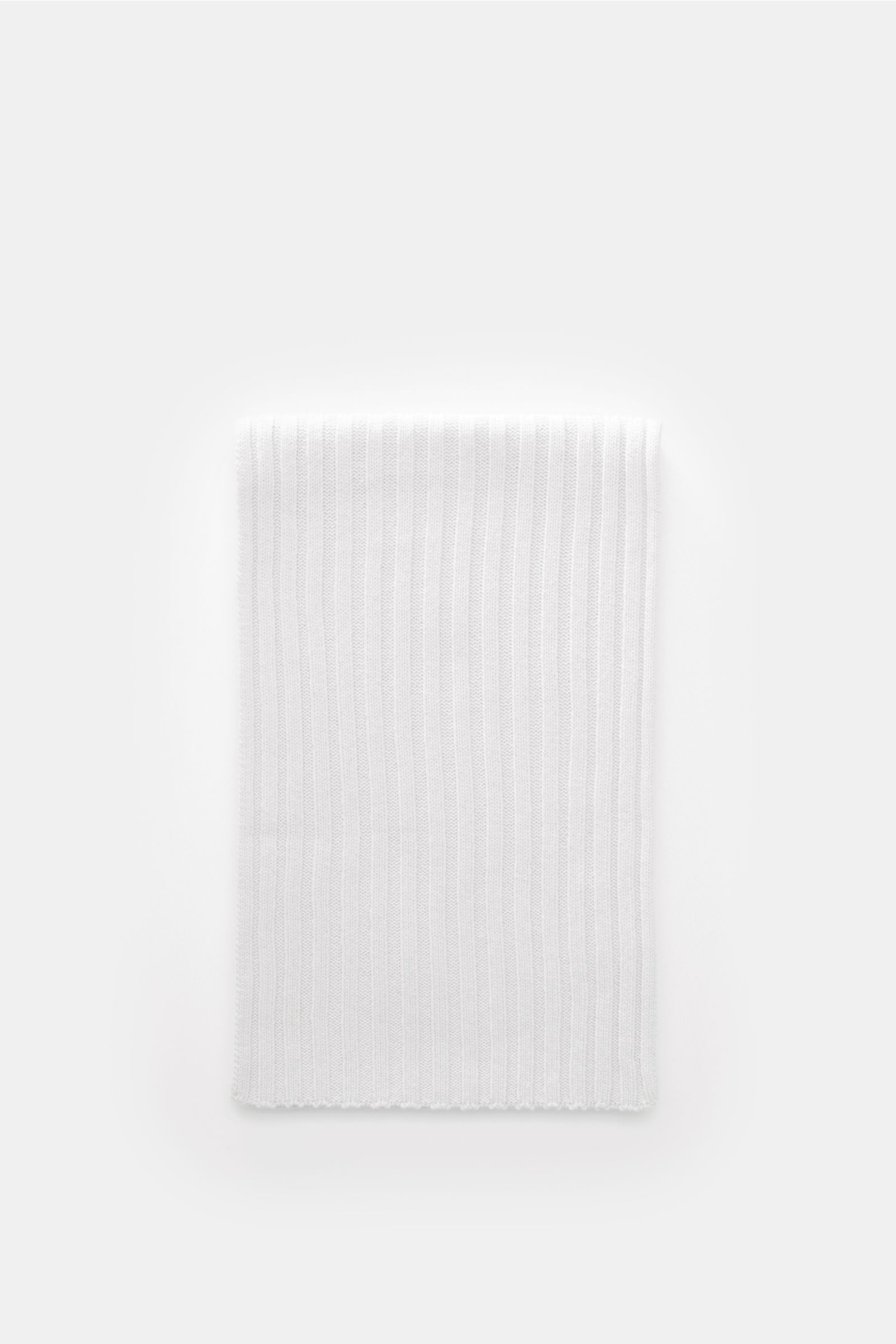 von Braun Cashmere Schal hellgrau in klassischem Rippstrick-Design, aus reinem mongolischen Cashmere, weich, feines Strickbild, flach liegend von oben fotografiert, 169x25 cm.