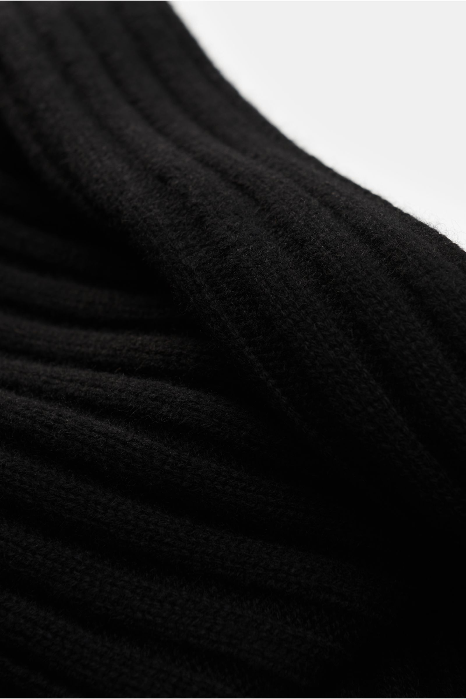 von Braun Cashmere Schal schwarz in klassischem Rippstrick-Design, Detailaufnahme schräg von oben, feines Strickbild, weicher Griff, ca. 169x25 cm