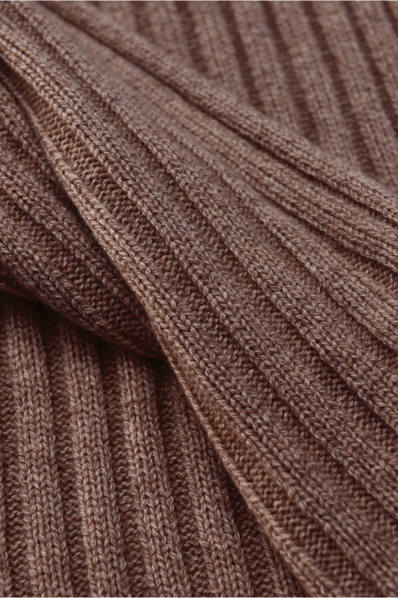 Nahaufnahme des von Braun Cashmere Schal braun meliert in klassischem Rippstrick-Design aus reinem mongolischem Cashmere, weich und fein gestrickt.