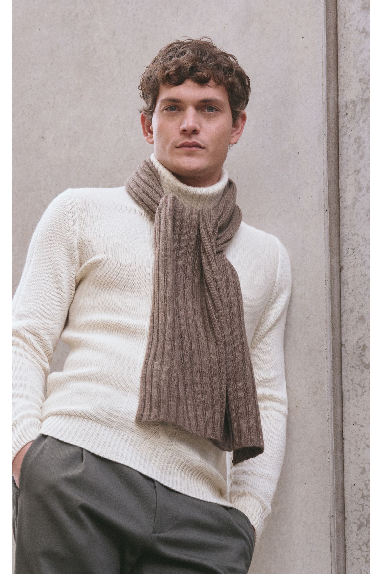 Mann frontal mit von Braun Cashmere Schal braun meliert im klassischen Rippstrick, weich, 169x25 cm, lässig um den Hals drapiert.