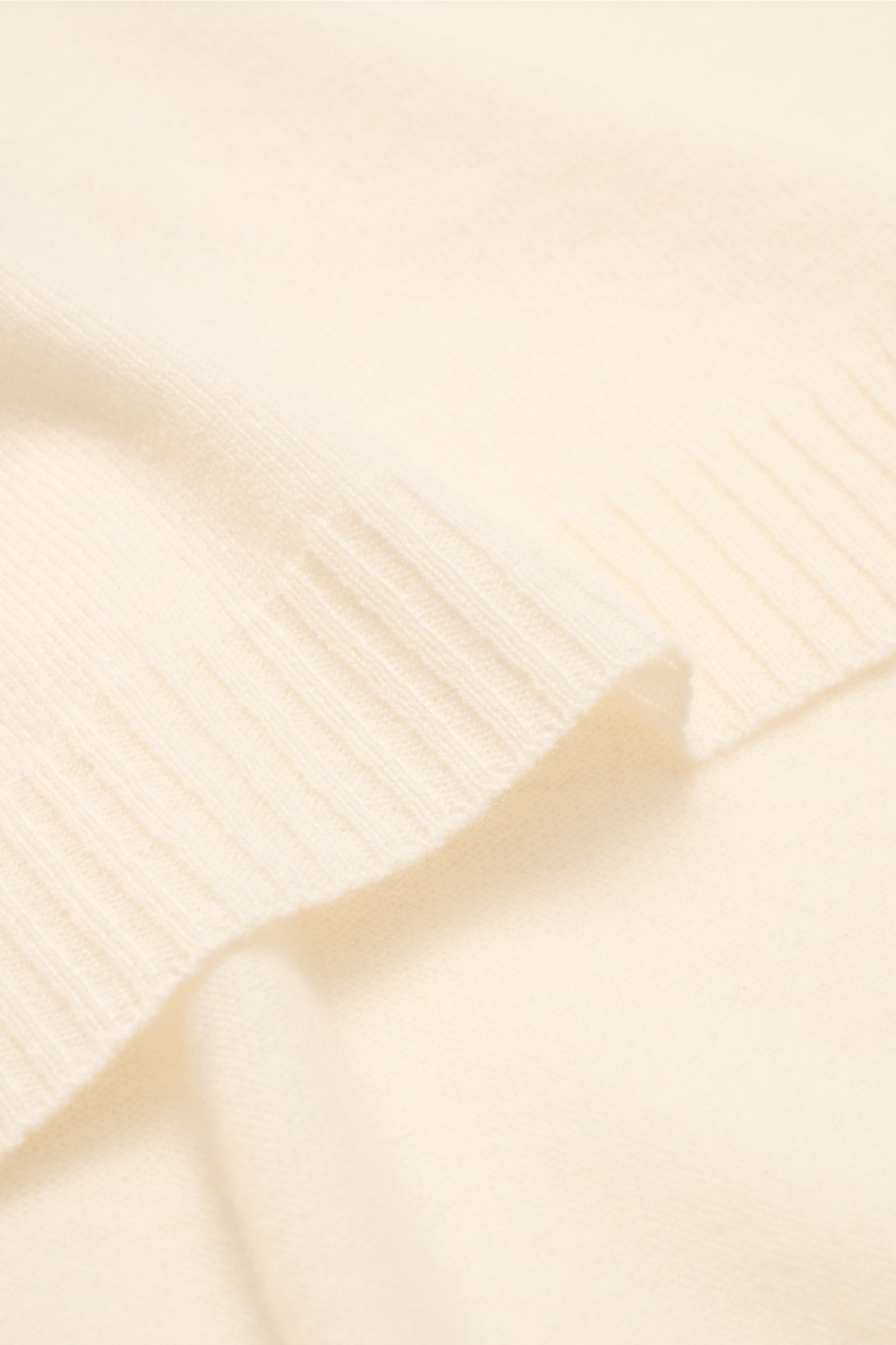 04651/ A trip in a bag Cashmere Schal creme, Detailaufnahme mit weichem Griff, reiner Cashmere, Kanten in Rippstrick, ca. 162x34 cm.