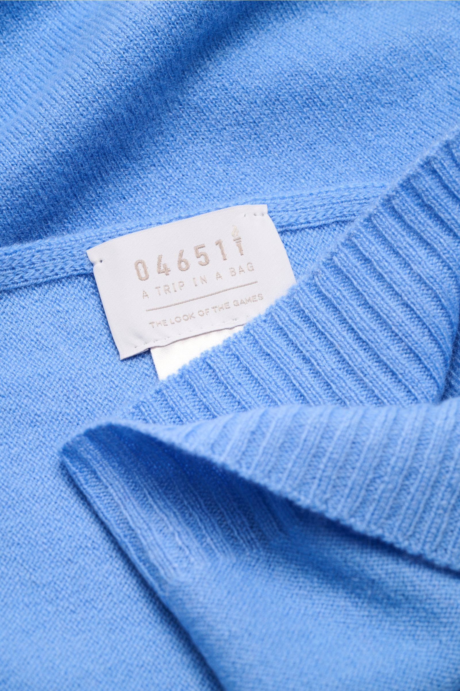 Nahaufnahme des 04651/ A trip in a bag Cashmere Schals blau mit weichem Griff, Rippstrick-Kanten und Label aus reiner Wolle.