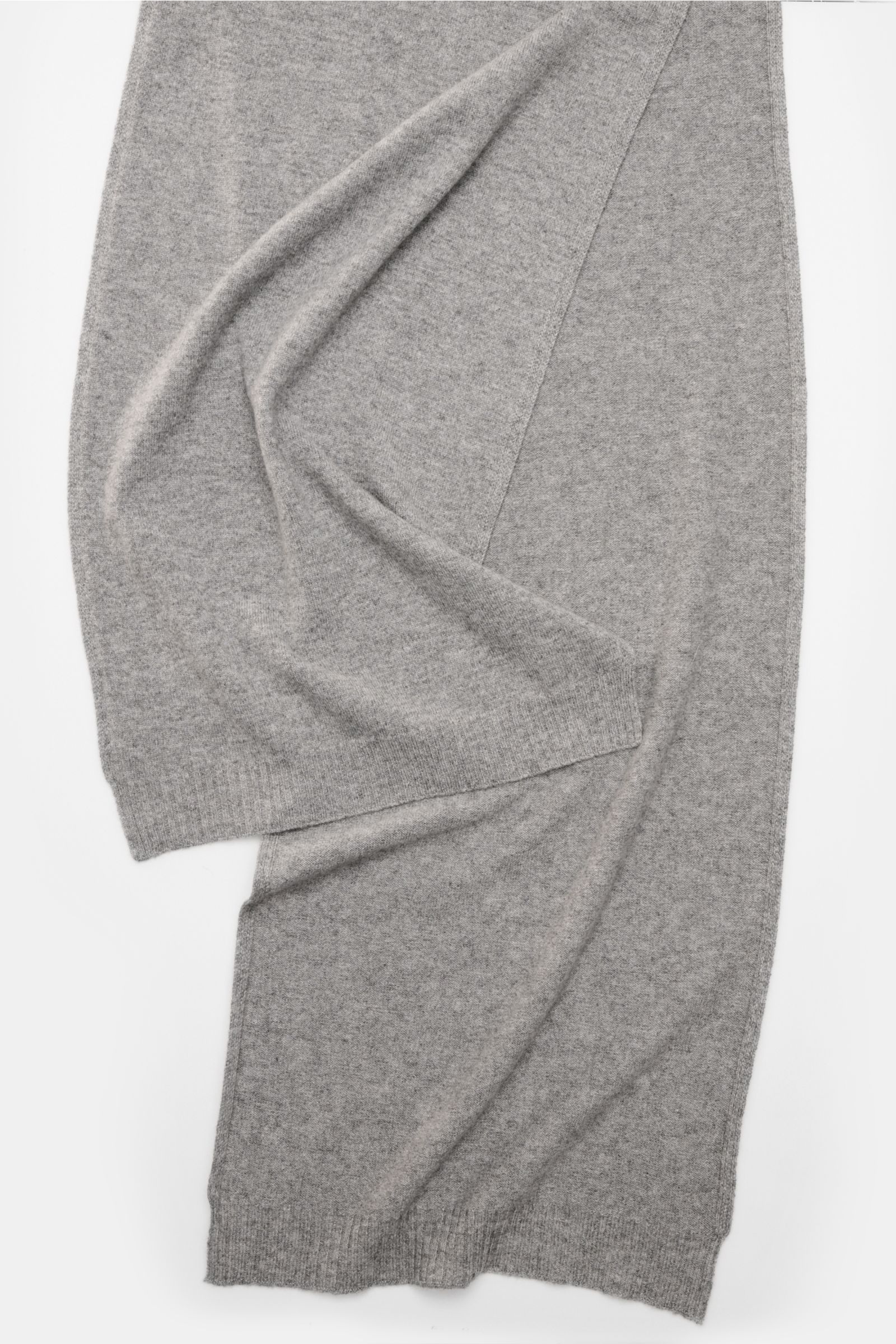 04651/ A trip in a bag Cashmere Schal creme, weicher Griff, reine Cashmere, Kanten in Rippstrick, liegend von oben fotografiert, Maße ca. 162x34 cm