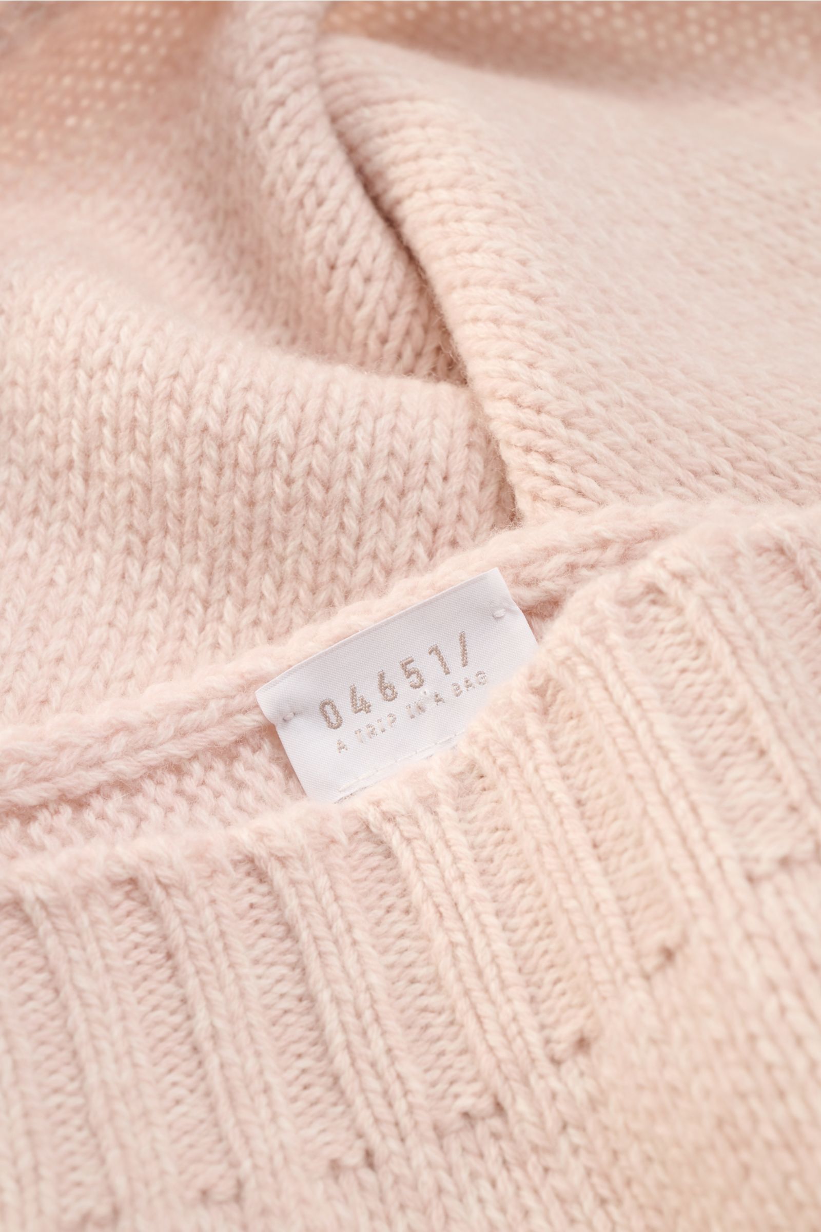 04651/ A trip in a bag Schal 'Mouline Scarf' rosé meliert, Nahaufnahme von weicher Woll-Cashmere-Mix-Struktur mit Rippstrick-Kanten, ca. 170x34 cm.