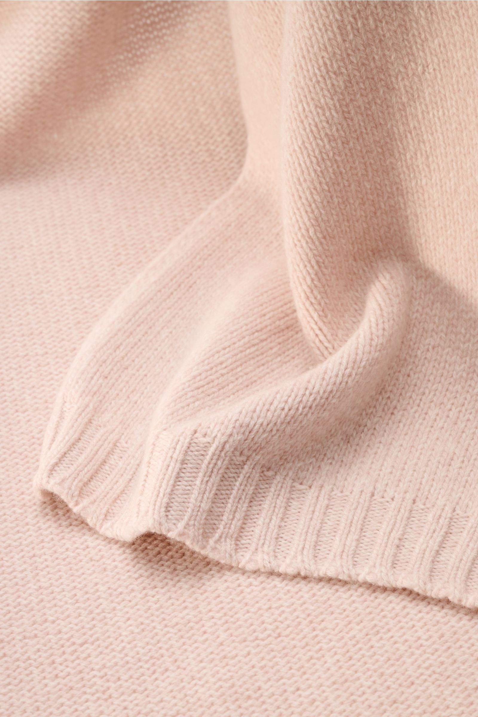 04651/ A trip in a bag Schal 'Mouline Scarf' rosé meliert in Nahaufnahme von oben, weicher Woll-Cashmere-Mix, Rippstrickkanten, ca. 170x34 cm.