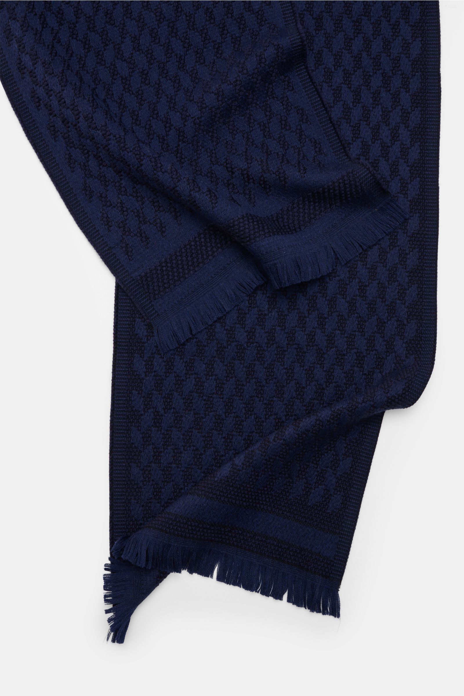 04651/ A trip in a bag Schal '3D Jacquard' navy/schwarz gemustert, aus reiner Schurwolle, weicher Griff, schmale Fransenkante, grafisches Muster, ca. 190x37 cm, von oben fotografiert.
