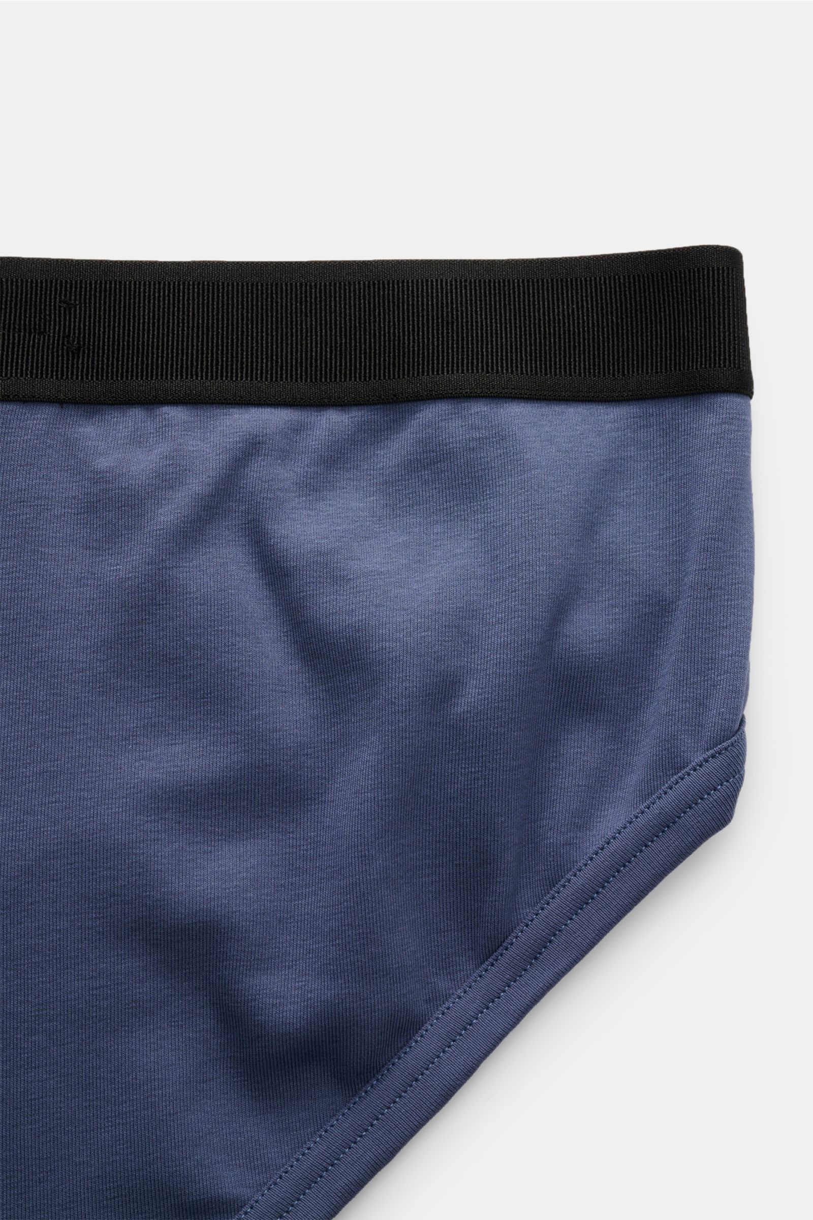 Close-up top-down view of Tom Ford Sport Slip graublau, slim fit boxershorts in soft, elastic cotton jersey with black elastic waistband and side opening.

Description: Für den richtigen Wohlfühlfaktor wählen wir die schlichten Boxershorts aus geschmeidig