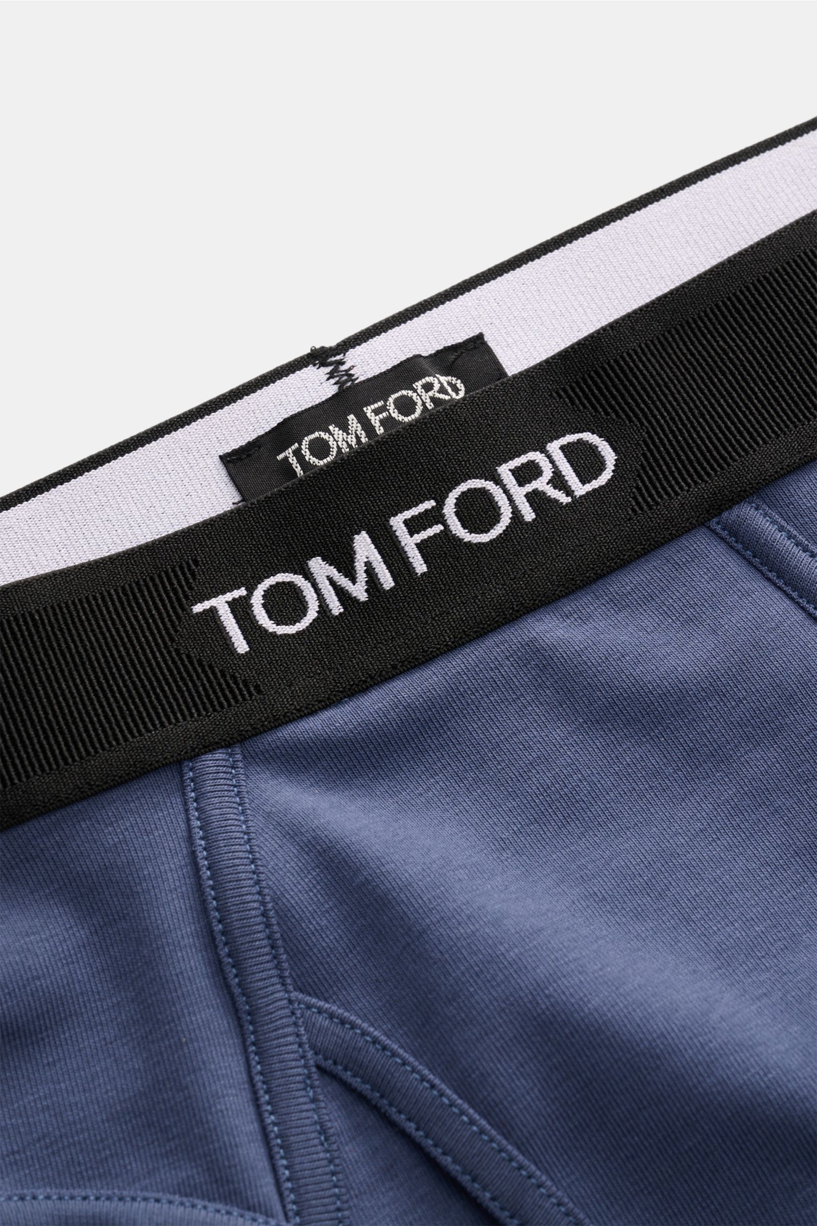 Close-up front view of Tom Ford Sport Slip graublau in soft grey-blue jersey with elastic black waistband featuring TOM FORD stitching.

Description:  
Für den richtigen Wohlfühlfaktor wählen wir die schlichten Boxershorts aus geschmeidigem Jersey vom 