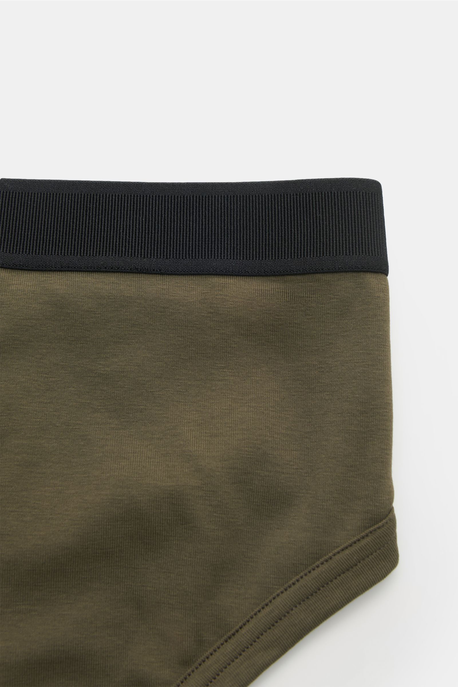 Tom Ford Sport Slip dark olive, Detailaufnahme von oben, elastischer Bund mit TOM FORD-Stitching, weiche Baumwolle, Slim Fit, seitlicher Eingriff.