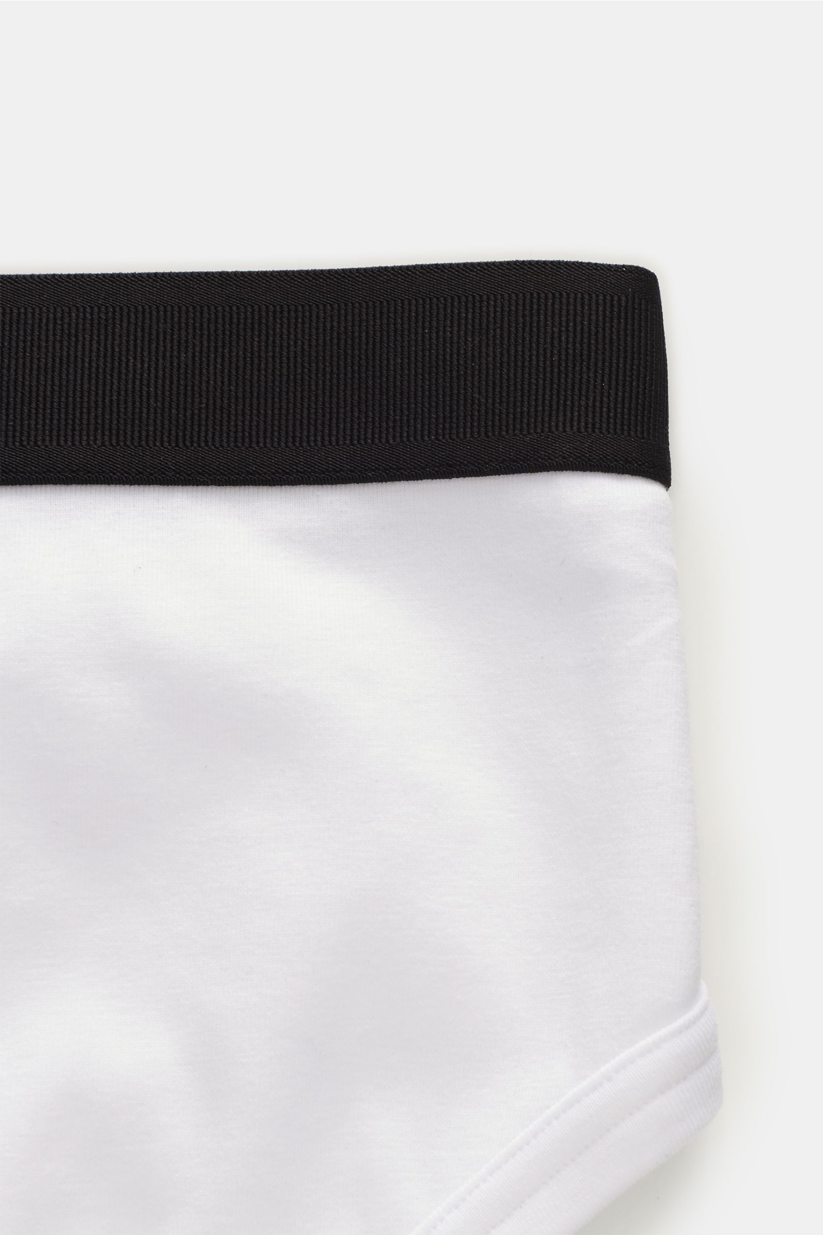 Tom Ford Sport Slip weiß aus elastischer Baumwolle, weicher Griff, körpernah, mit seitlichem Eingriff und breitem schwarzem Elastikbund, Nahaufnahme.