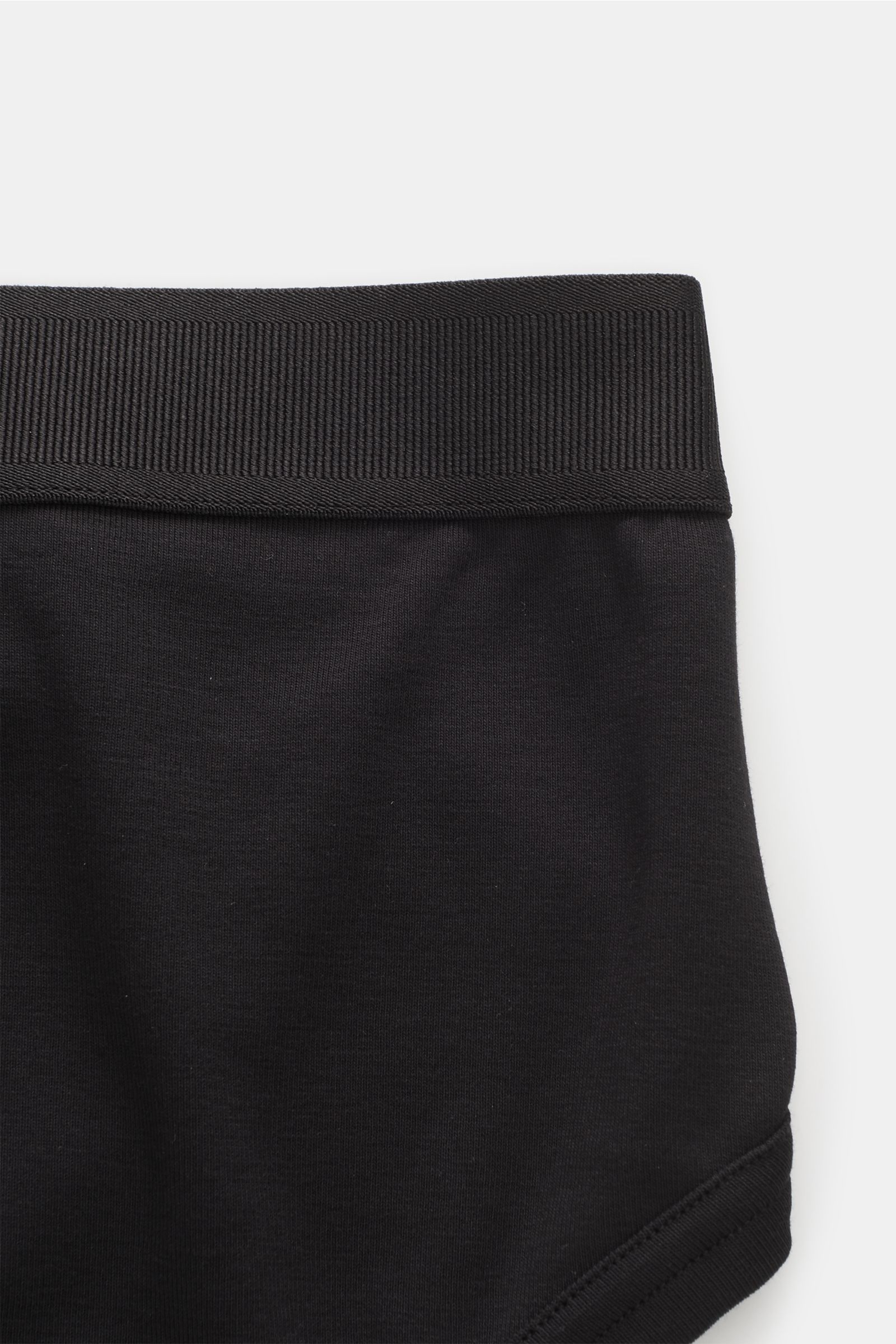 Close-up front view of Tom Ford Sport Slip schwarz, a modern black sport slip made of elastic cotton with a soft touch, elastic waistband with TOM FORD stitching, and side opening.

Description: Auch für drunter setzen wir auf komfortablen Luxus: Hohen