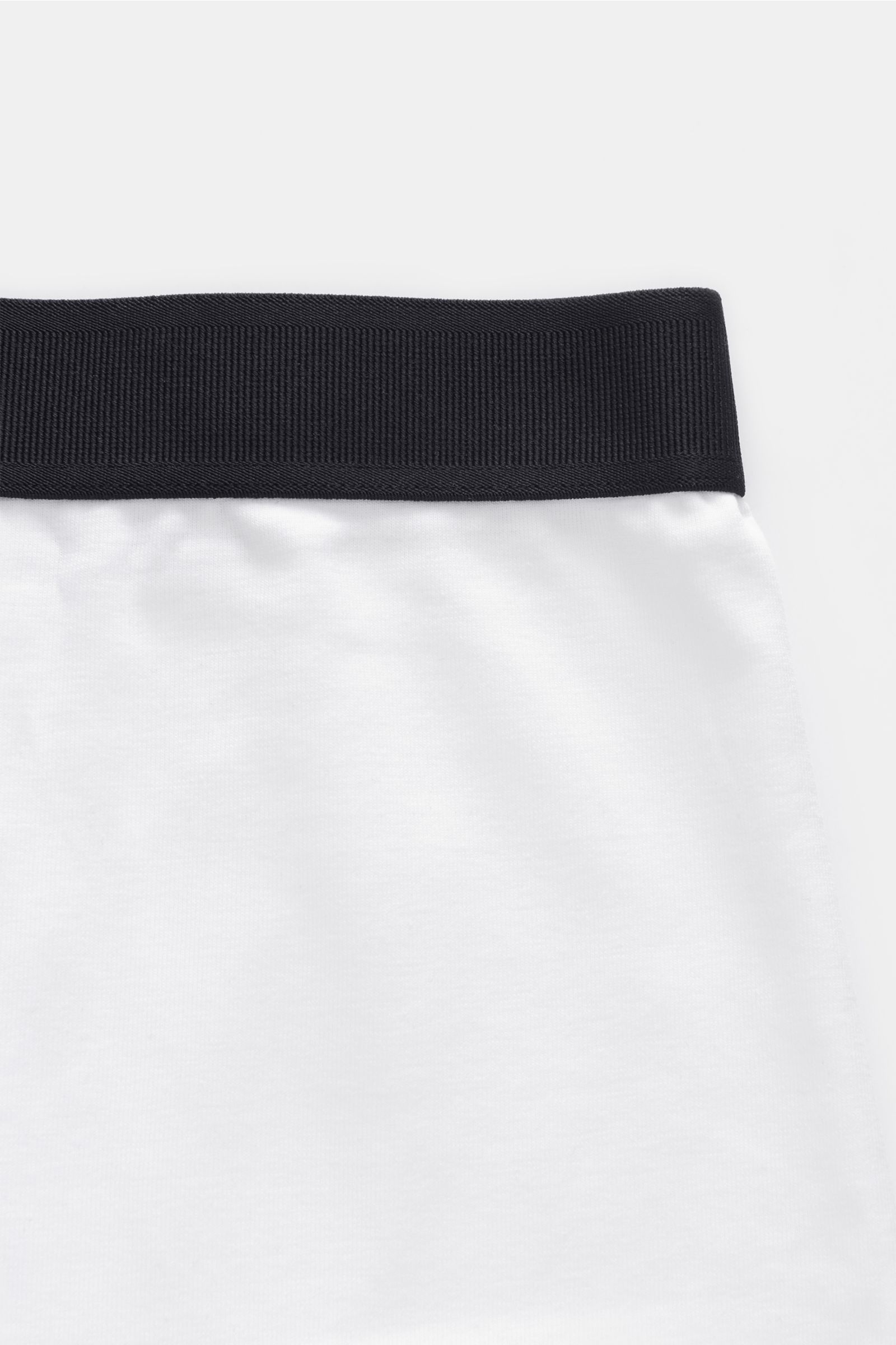 Close-up front view of Tom Ford Boxer shorts white showing elasticated black waistband with TOM FORD stitching and smooth white cotton fabric, sporty and slim fit with keyhole fly.

Description: Sporty, simple and luxurious: These comfortable boxer shorts