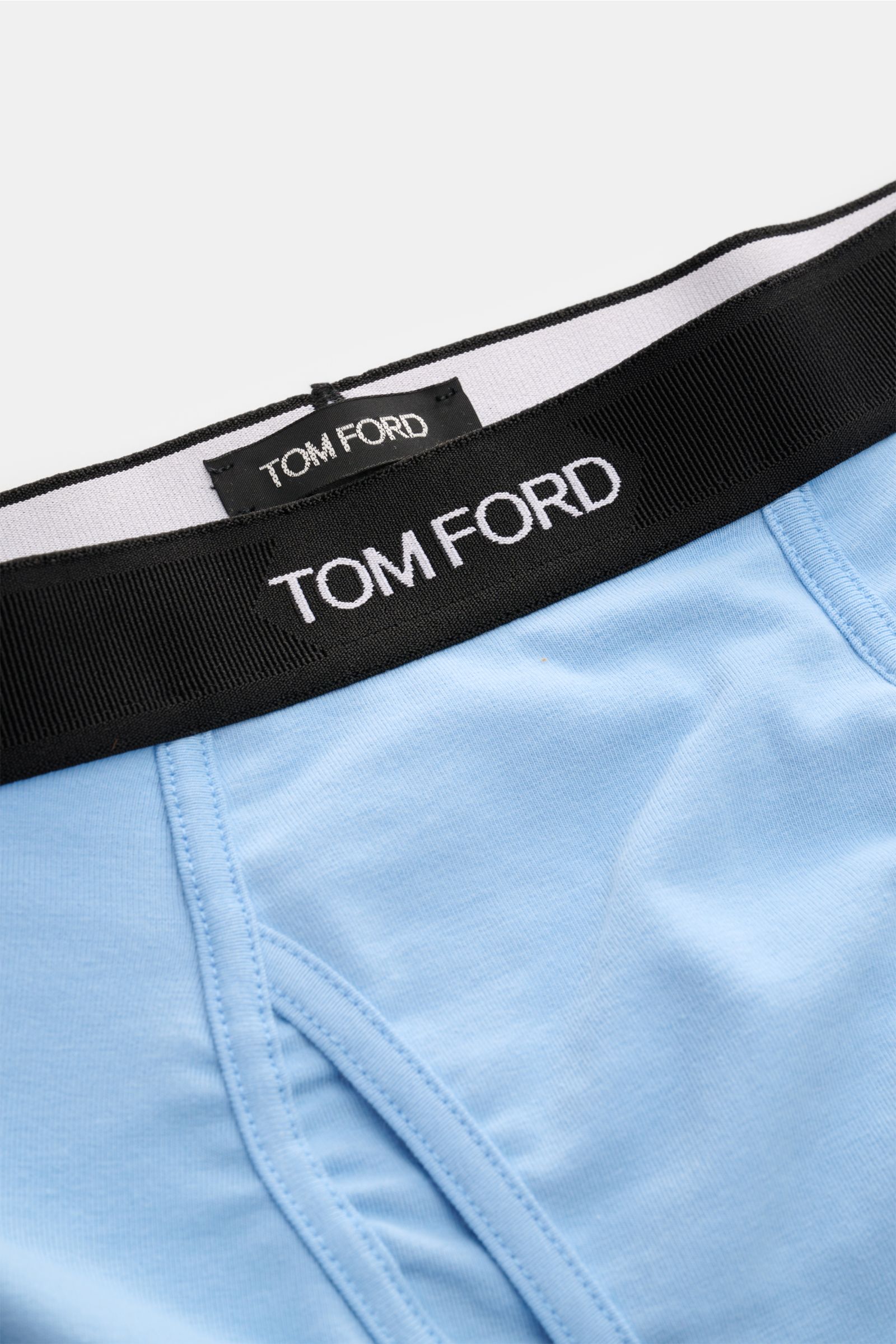 Nahaufnahme der sportlich-schlichten Tom Ford Boxershorts hellblau im Slim Fit, elastischer Bund mit TOM FORD-Stitching und seitlichem Eingriff.