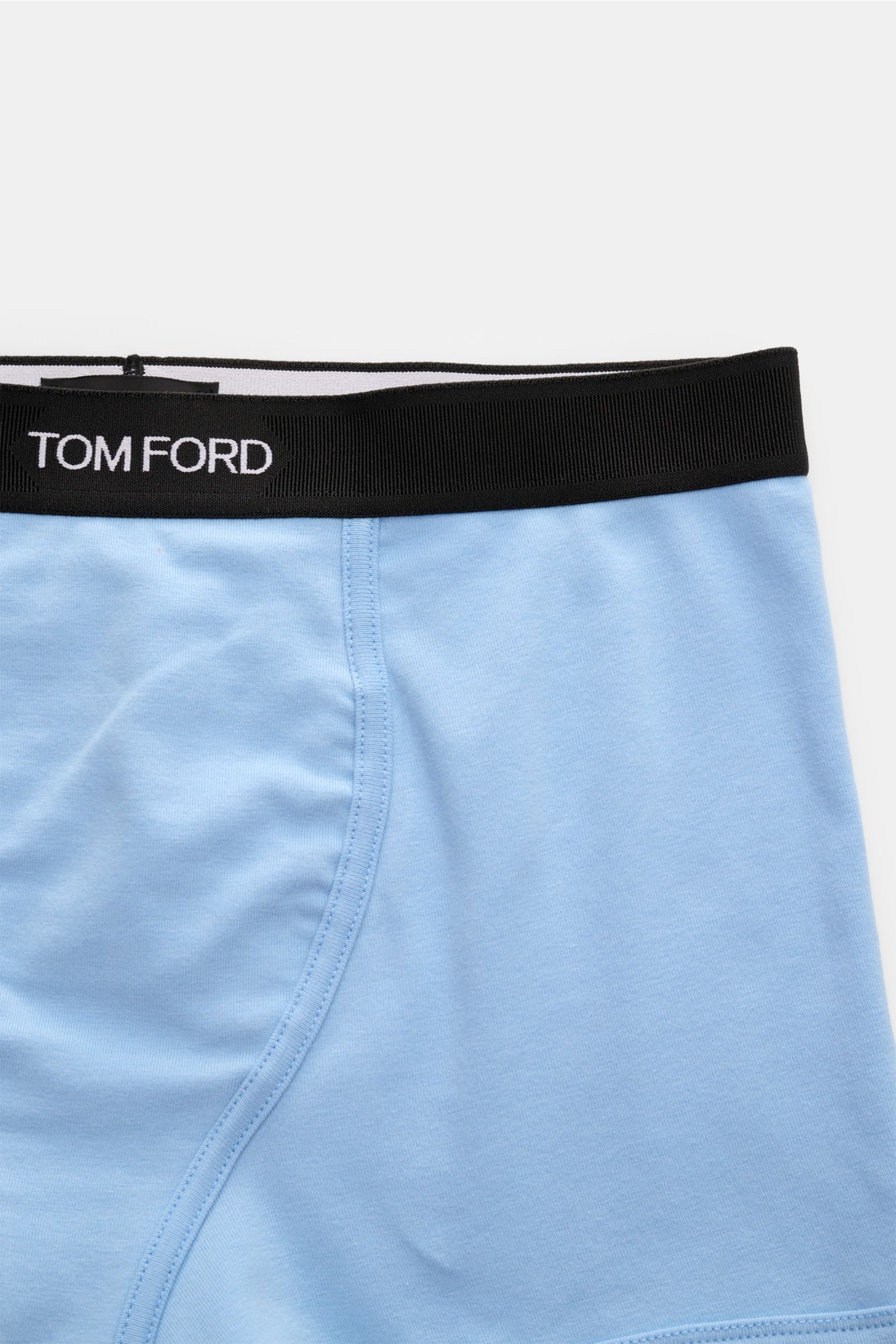 Tom Ford Boxershorts hellblau aus elastischer Baumwolle, Slim Fit, mit seitlichem Eingriff und schwarzem Bund mit TOM FORD-Stitching, Detailansicht.