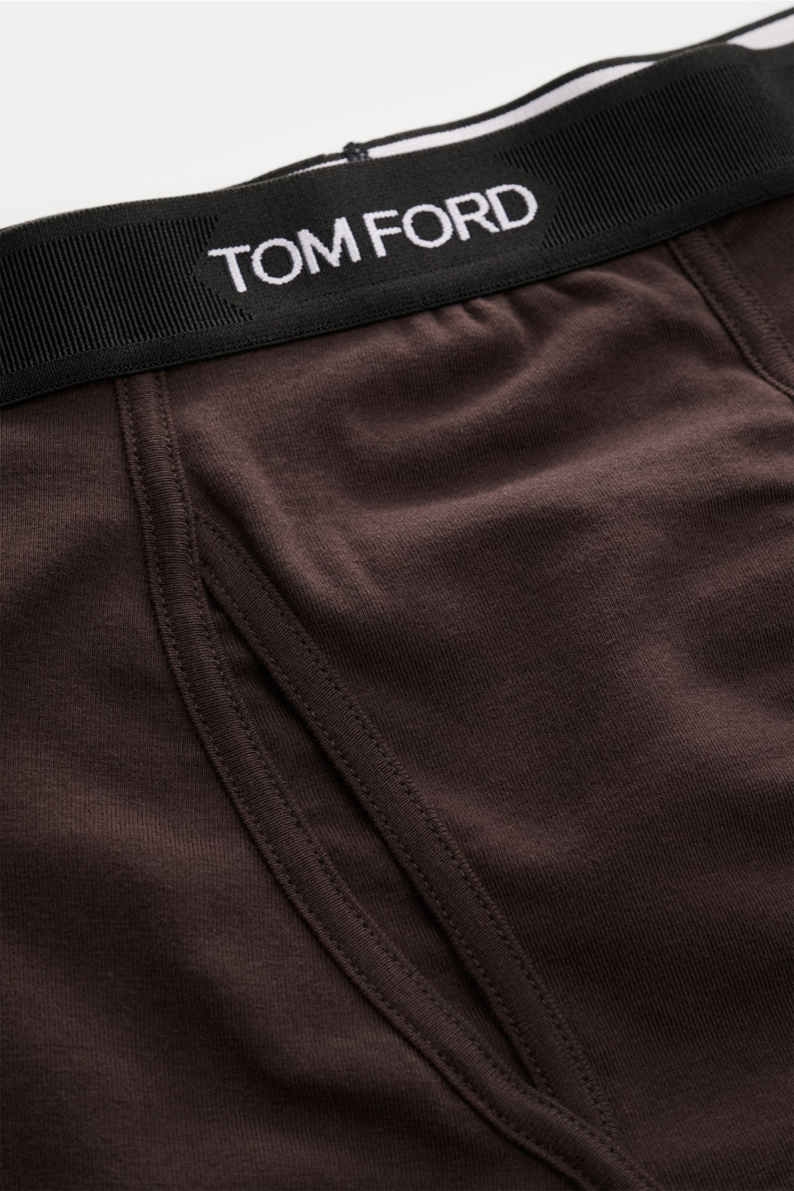 Nahaufnahme der Tom Ford Boxershorts dunkelbraun aus elastischer Baumwolle, Slim Fit, mit seitlichem Eingriff und elastischem Bund mit TOM FORD-Stitching.