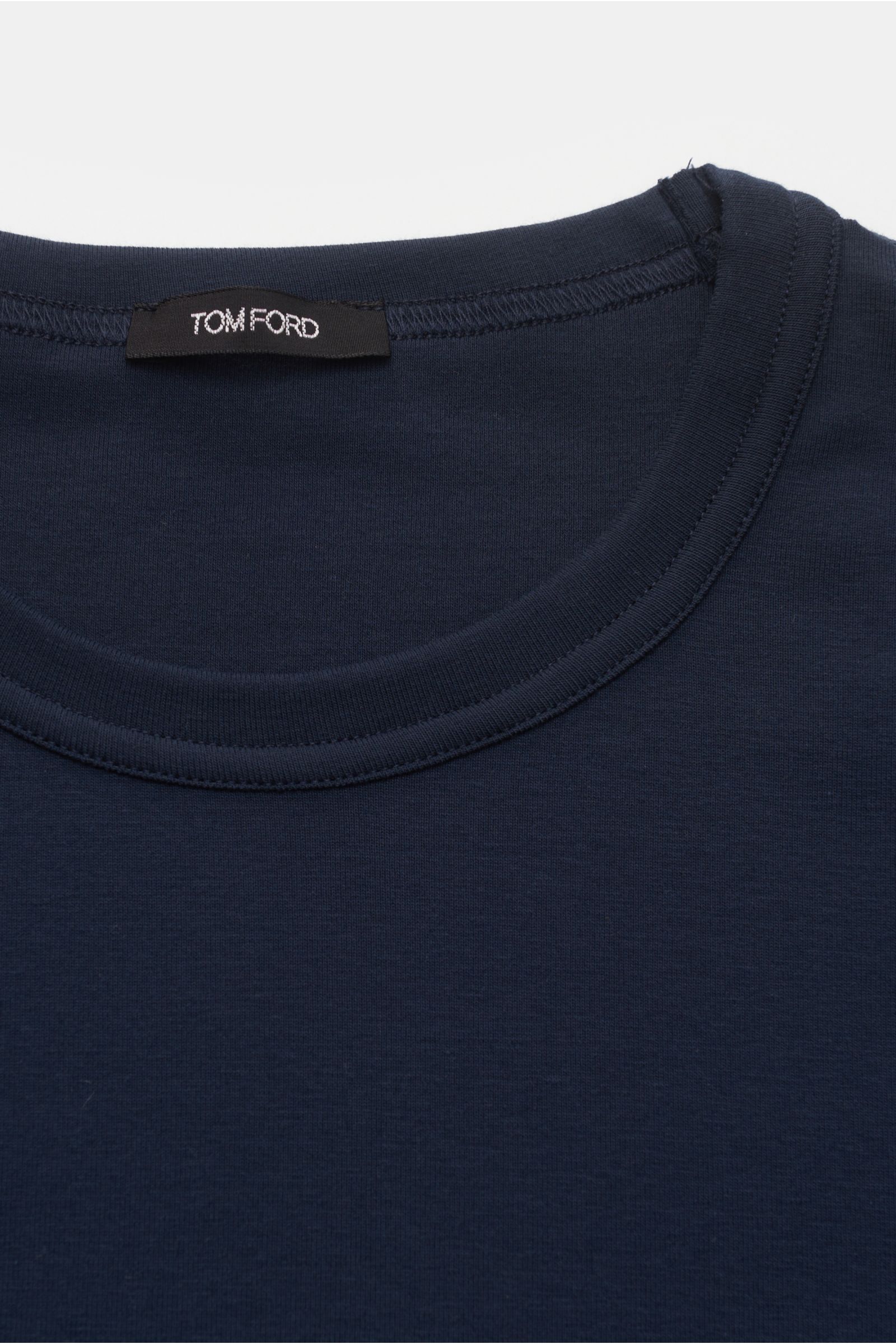 Tom Ford Rundhals-Unterhemd navy, Nahaufnahme von oben, Jersey aus Baumwolle, komfortabler Stretch-Anteil, weicher Griff, Extra Slim Fit, Rundhalsausschnitt, kleines Label-Patch am Saum.