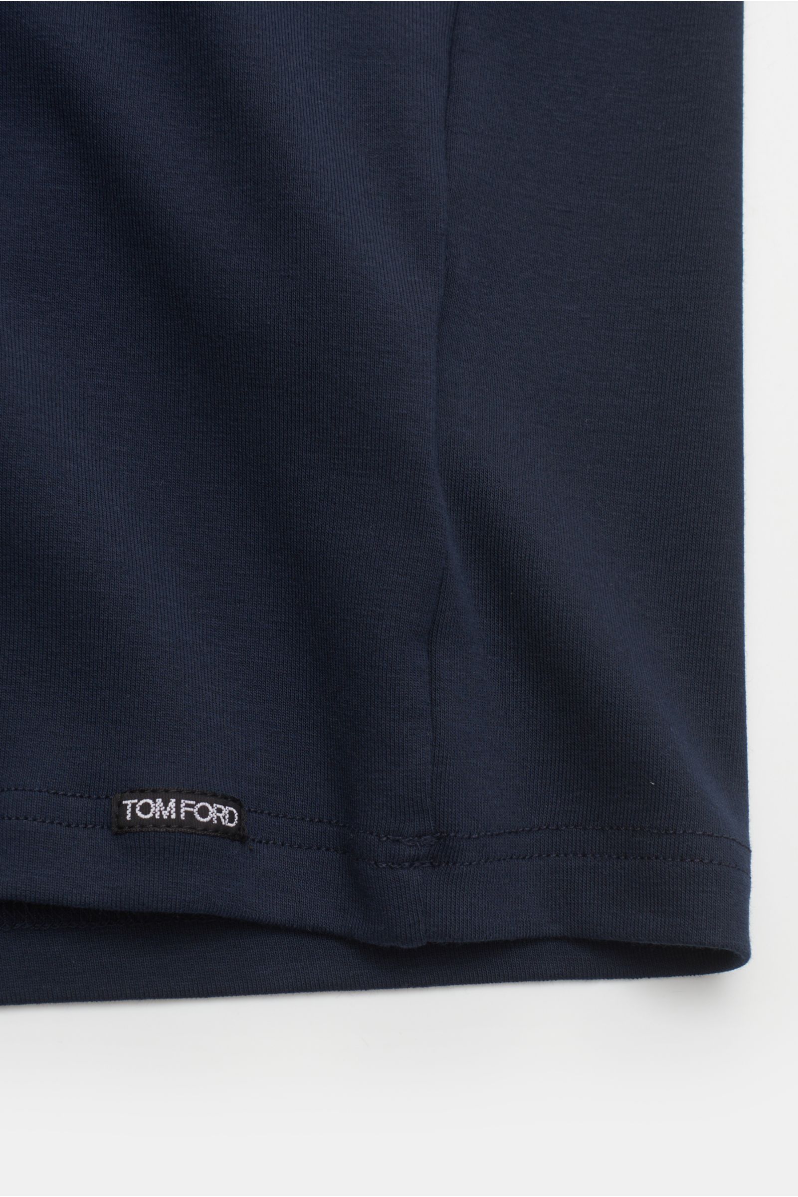 Nahaufnahme des Saums vom Tom Ford Rundhals-Unterhemd navy, Jersey aus Baumwolle, Stretch, weicher Griff, Extra Slim Fit, Rundhalsausschnitt, kleines Label-Patch.