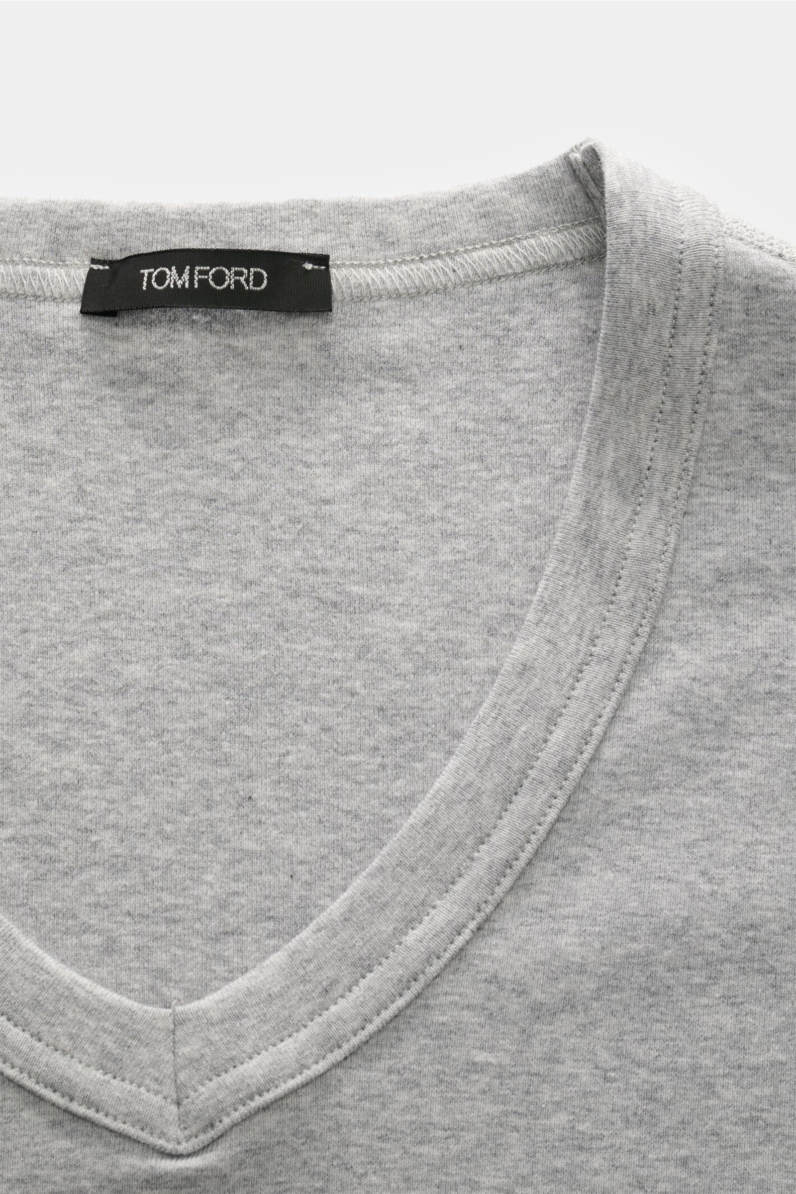 Close-up front view of the Tom Ford V-Neck Unterhemd weiß, showing jersey aus Baumwolle, komfortabler Stretch-Anteil, sehr weicher Griff, Extra Slim Fit, V-Ausschnitt, and kleines Weblabel am Saum.
