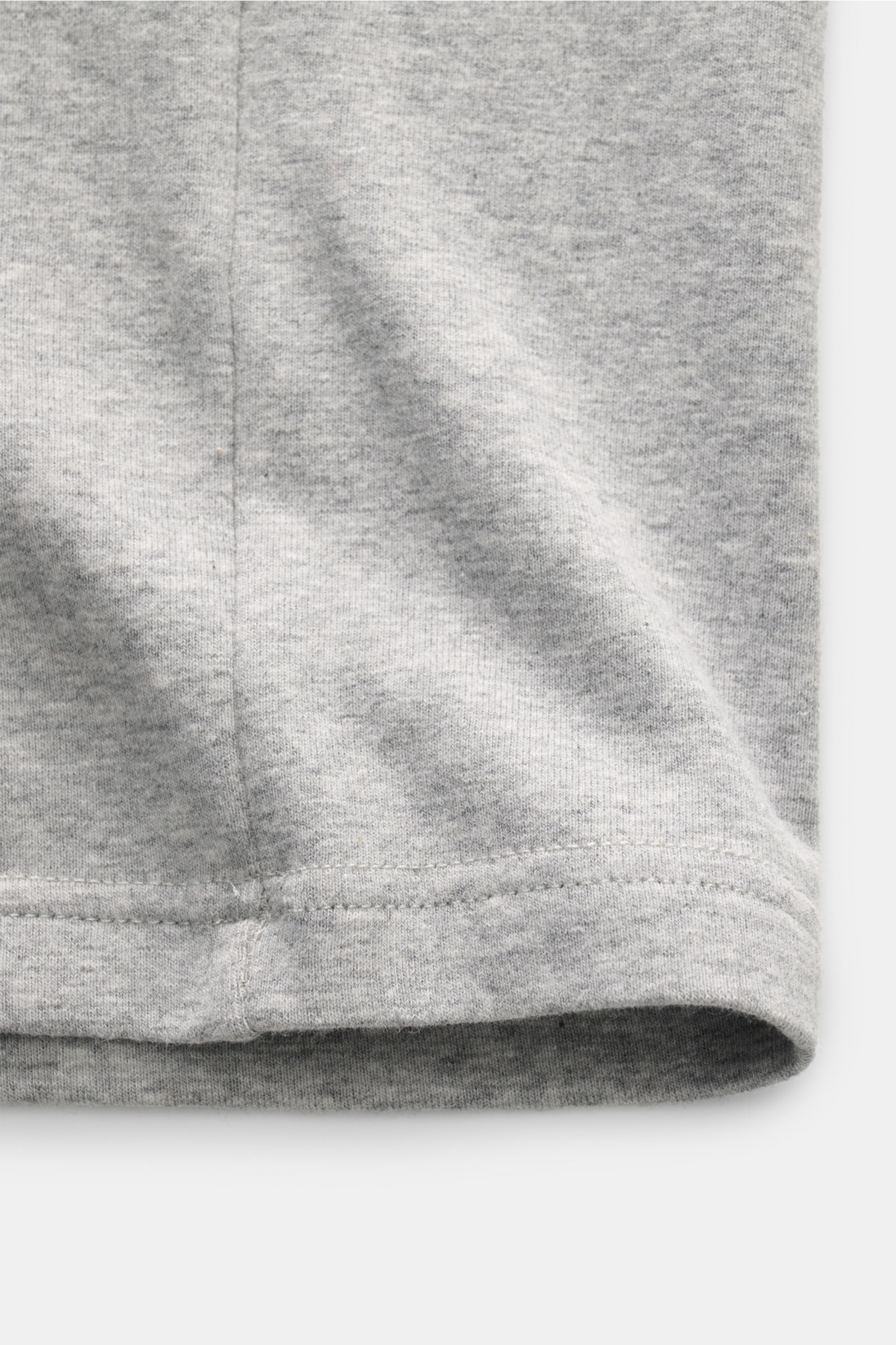 Close-up front view of the hem of the Tom Ford V-Neck Unterhemd weiß, showing jersey aus Baumwolle, komfortabler Stretch-Anteil, sehr weicher Griff, Extra Slim Fit, V-Ausschnitt, kleines Weblabel am Saum.