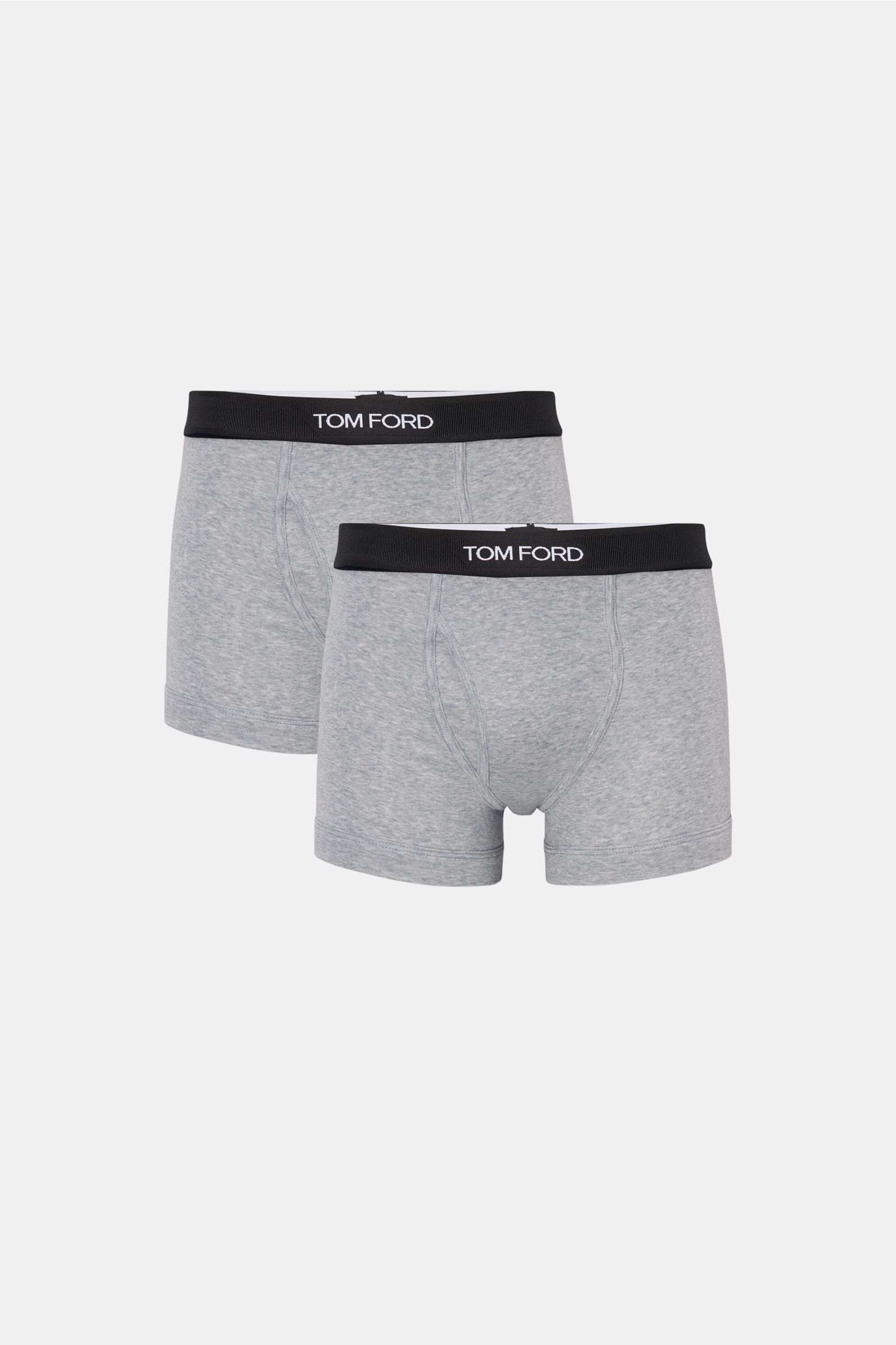 Front view of two grey Tom Ford Boxershorts 2er-Set grau with black elastic waistband featuring TOM FORD stitching, side fly.

Sportlich, schlicht und luxuriös: Die komfortablen Boxershorts mit praktischem Eingriff und TOM FORD-Stitching auf dem elasti