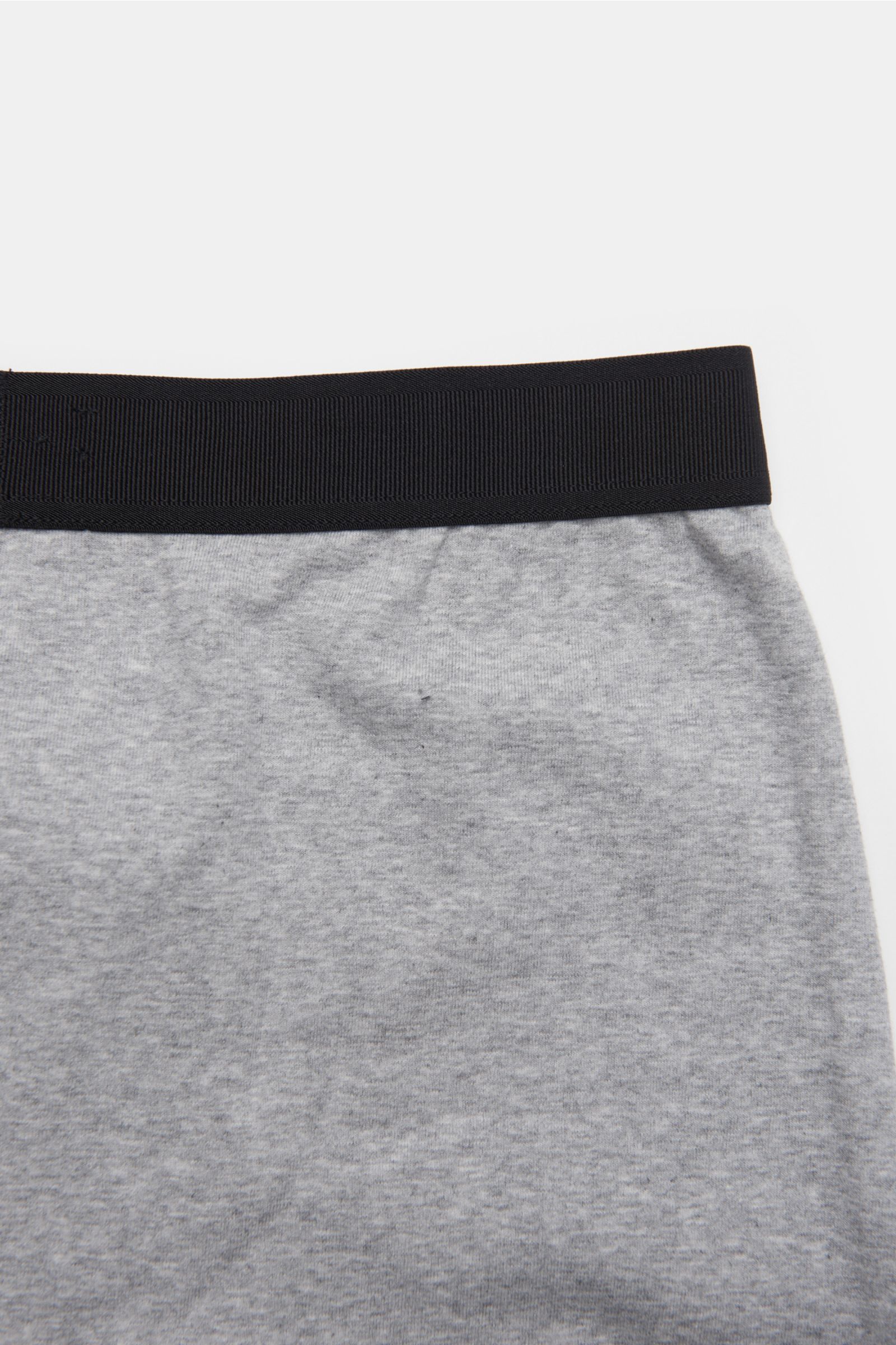 Close-up from above of Tom Ford Boxershorts 2er-Set grau showing elastic black waistband with TOM FORD stitching and soft grey cotton fabric.

Description: Sportlich, schlicht und luxuriös: Die komfortablen Boxershorts mit praktischem Eingriff und TOM FOR