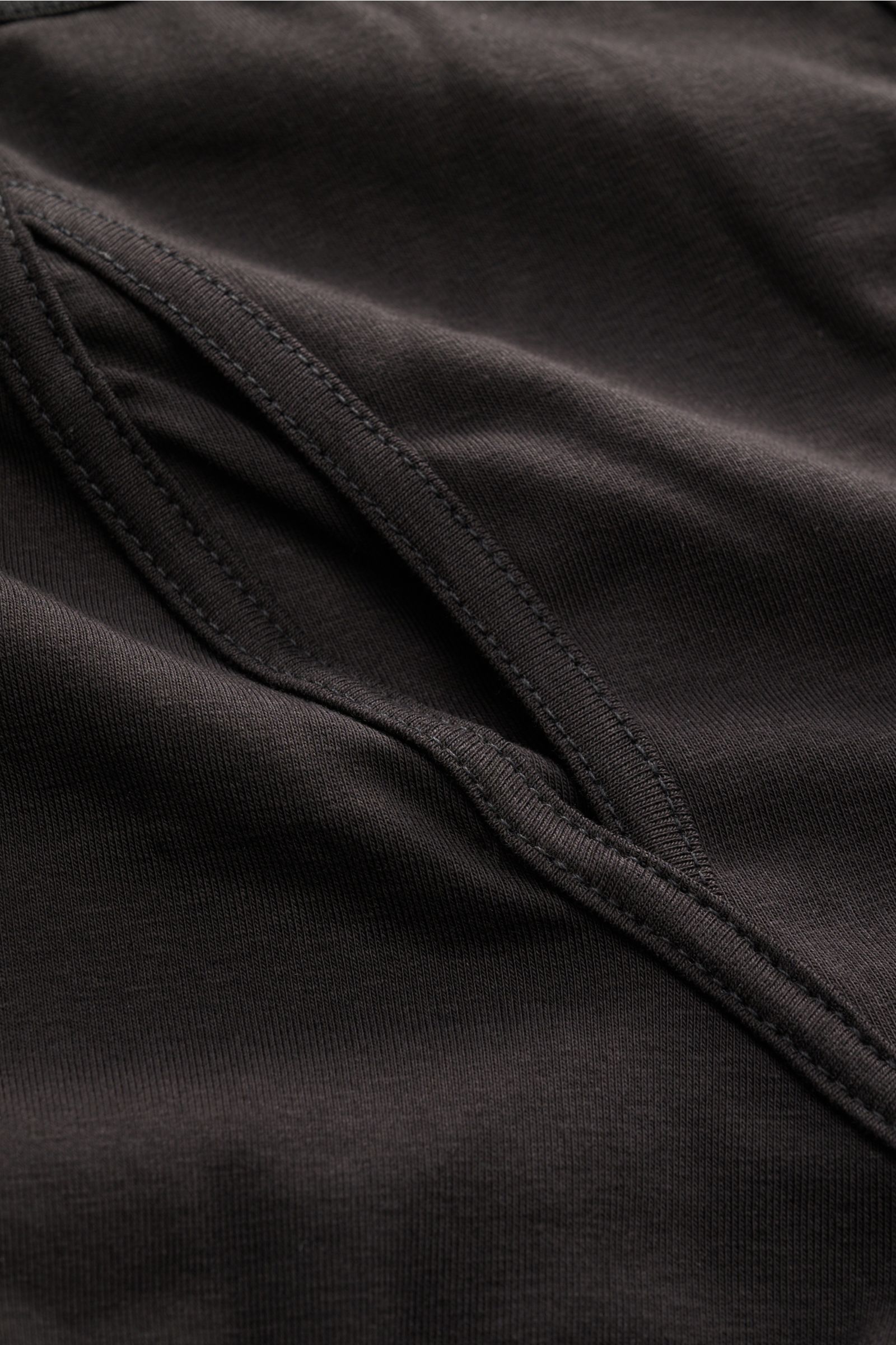 Close-up front view of Tom Ford Boxer shorts pack of 2 black/dark brown, showing elastic waistband with TOM FORD stitching and keyhole fly in smooth, soft elasticated cotton fabric.

Sporty, simple and luxurious: These comfortable boxer shorts with pra