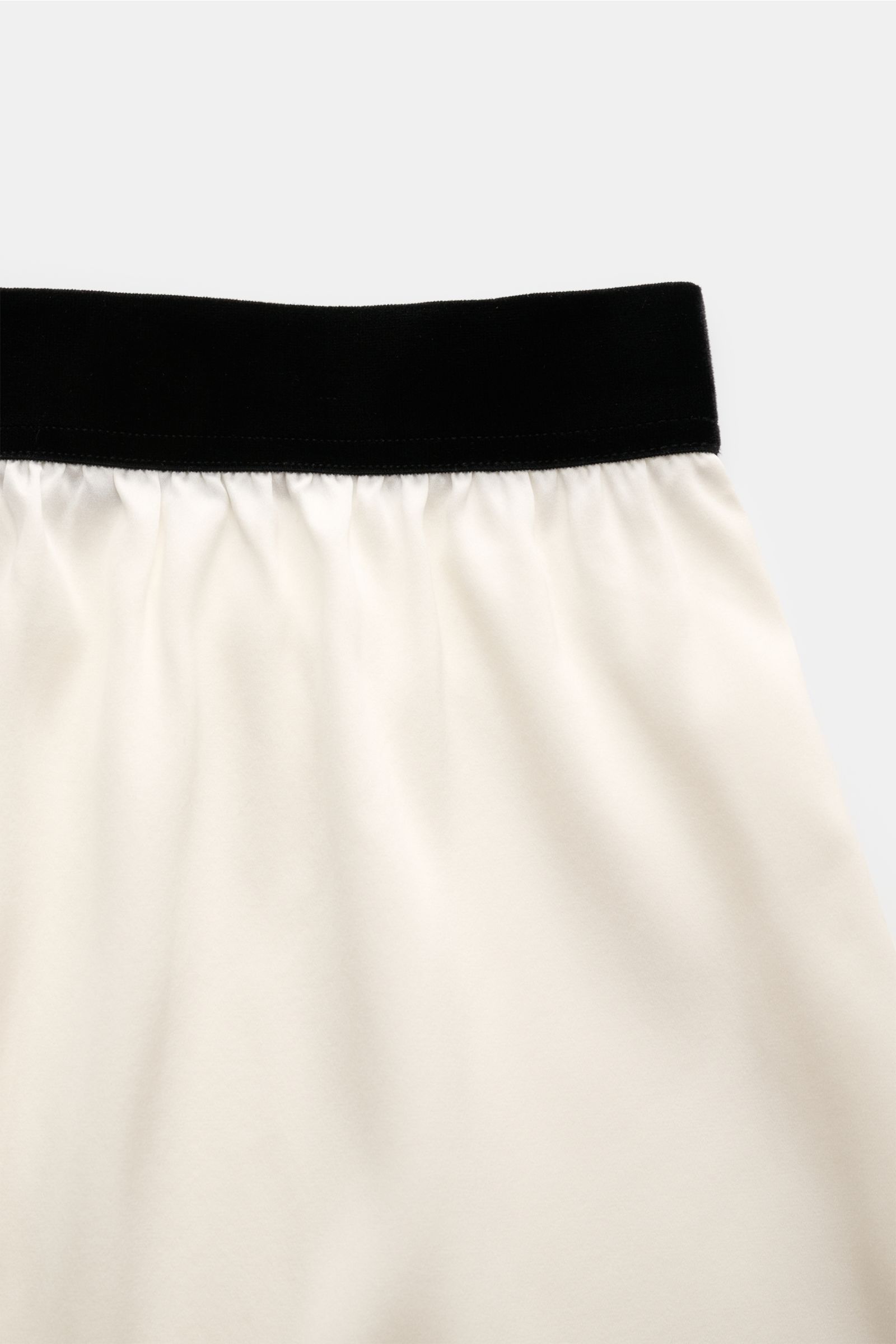 Close-up front view of Tom Ford Seiden-Boxershorts offwhite featuring luxurious silk fabric, soft black velvet elastic waistband with logo, slim fit, side fly, and comfortable stretch blend. Luxus, der auf der Haut beginnt: Diese Boxershorts von TOM FO