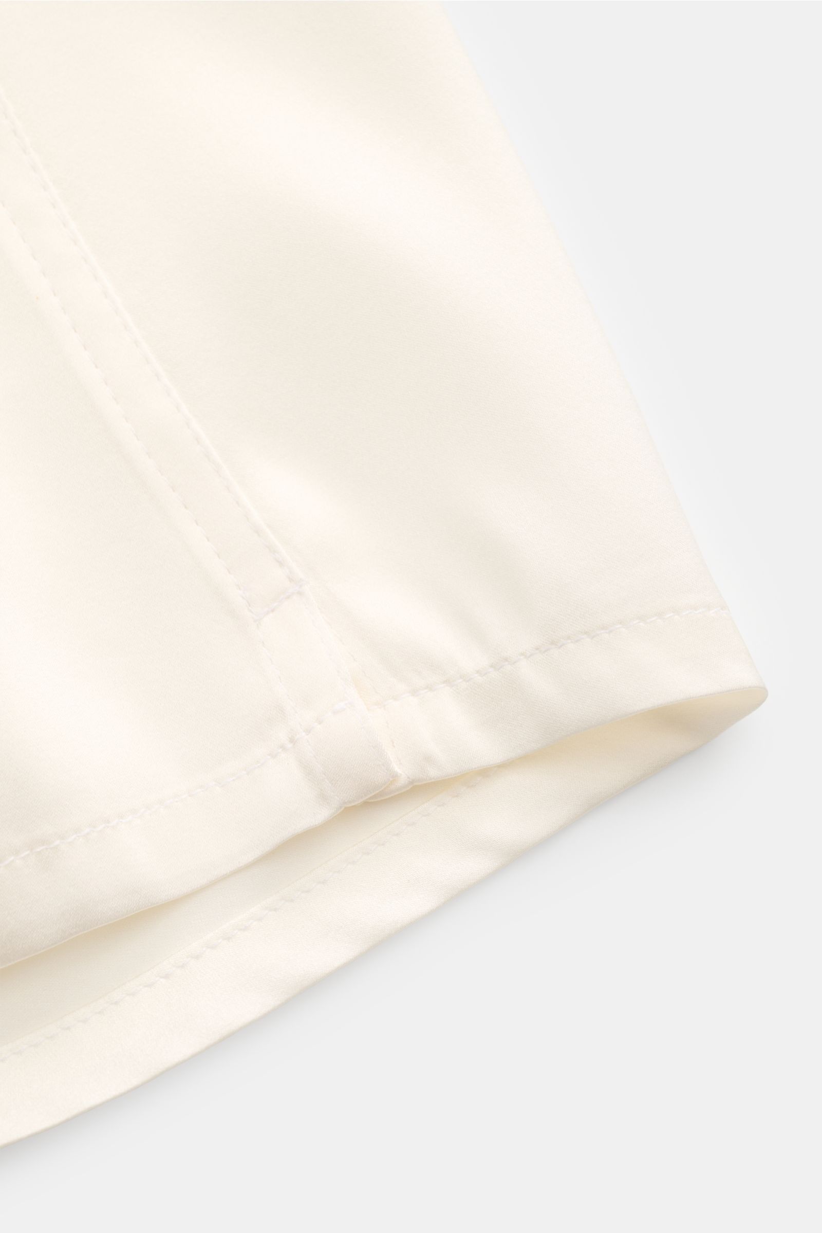 Close-up side view of Tom Ford Seiden-Boxershorts offwhite showing smooth, off-white silk fabric with fine stitching and soft texture, highlighting luxury and comfort.

Luxus, der auf der Haut beginnt: Diese Boxershorts von TOM FORD vereinen edle Seide
