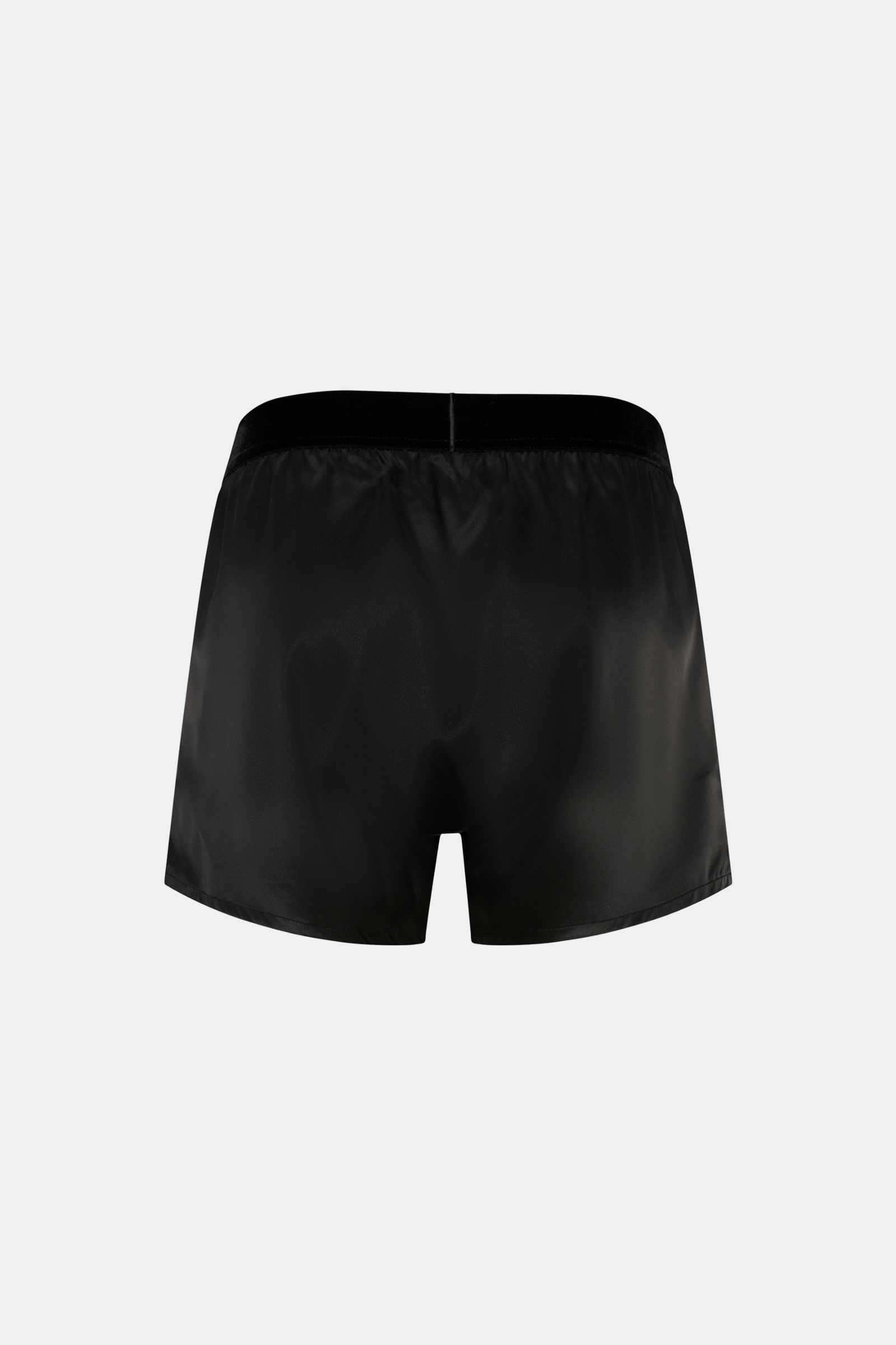 Rear view of Tom Ford Seiden-Boxershorts schwarz in black silk with elastic velvet waistband and logo label, slim fit, smooth and lightweight fabric.

Description: Luxus, der auf der Haut beginnt: Diese Boxershorts von TOM FORD vereinen edle Seide mit 