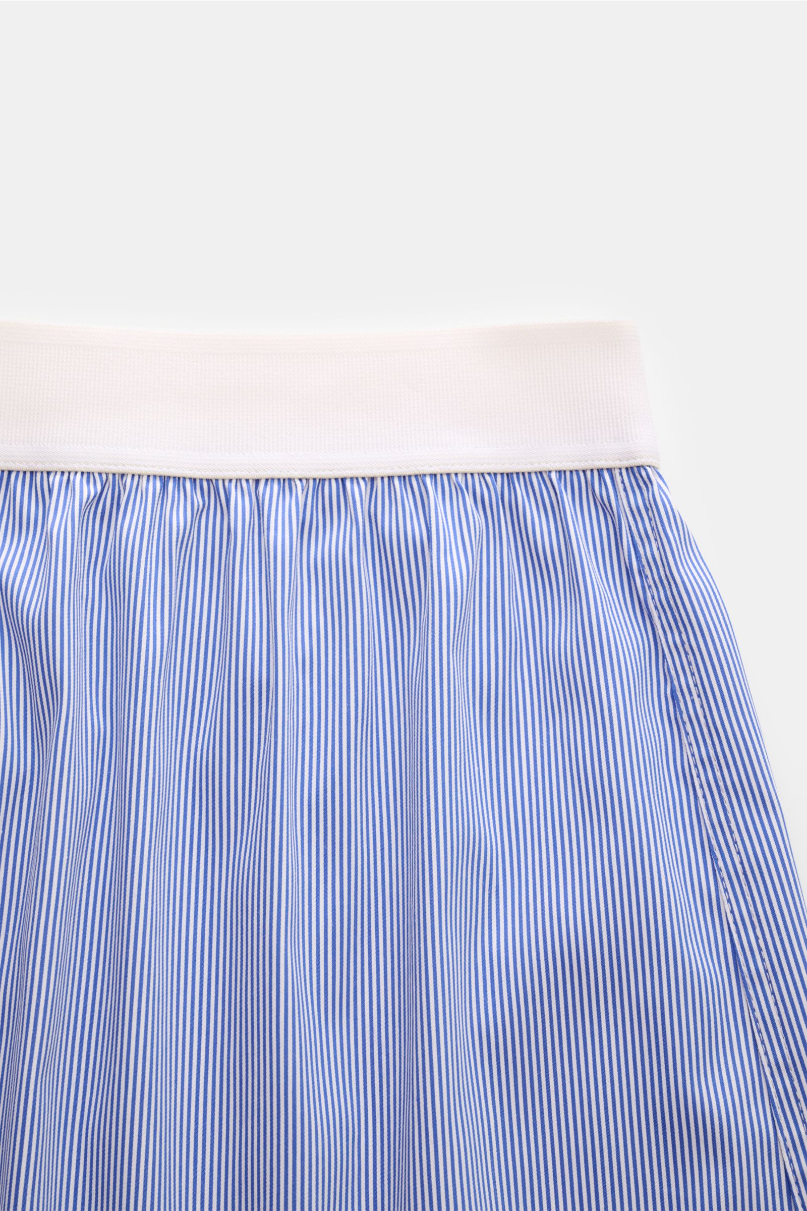 Close-up, top-down view of Tom Ford Boxer shorts dark blue/white striped showing elasticated white waistband and fine striped pattern.

Description: Sporty, clean and luxurious: These boxer shorts have a fine striped pattern and are made of comfortably