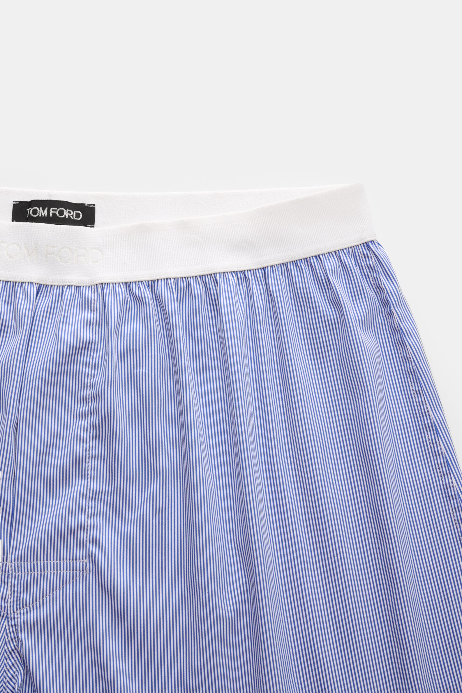 Close-up, top-front view of Tom Ford Boxershorts dunkelblau/weiß gestreift with elastic white waistband featuring TOM FORD logo, fine blue and white stripes, smooth cotton-microfiber blend, slim fit, and side opening. Sportlich, clean und luxuriös: Diese 