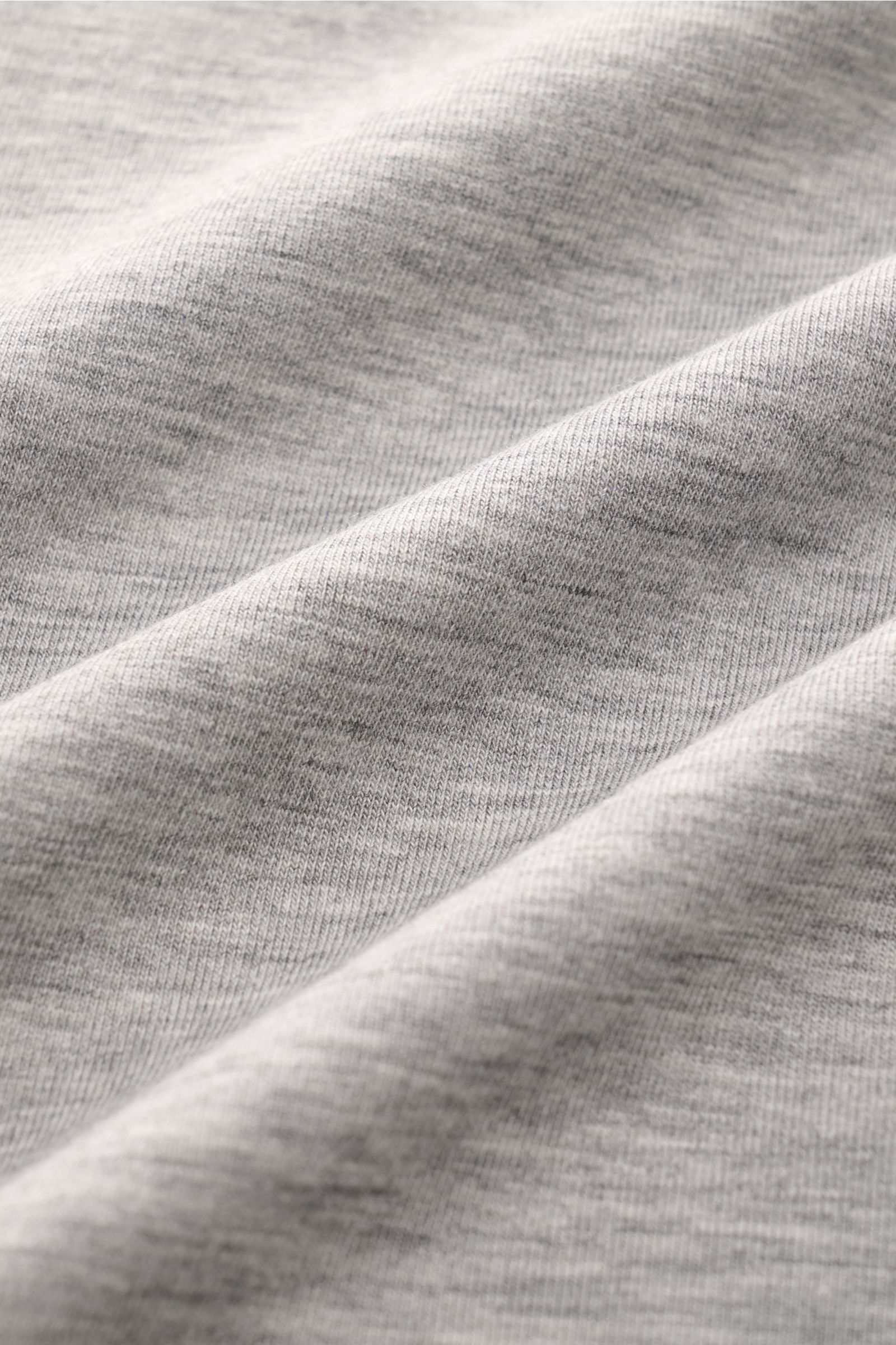 Close-up front view of the soft fabric texture of the Tom Ford Langarm-Unterhemd schwarz, a clean basic long-sleeve shirt with a round neckline. Cleanes Basic mit Rundhalsausschnitt: Das komfortable Langarmshirt aus hochwertiger Baumwoll-Modal-Mischung