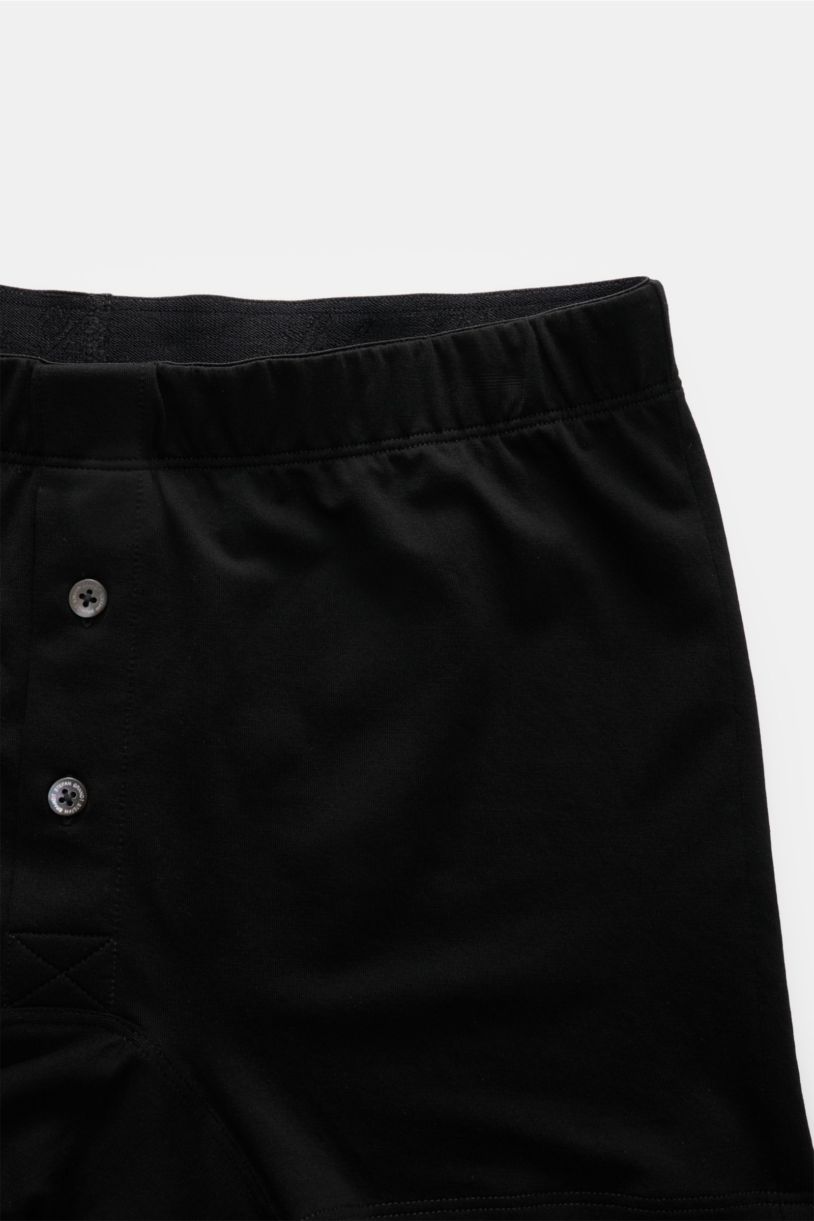 Stefan Brandt Boxershorts 'Bari' schwarz, Slim Fit, weiche Baumwolle, elastischer Bund, seitlicher Knopf-Eingriff, Nahaufnahme von oben.