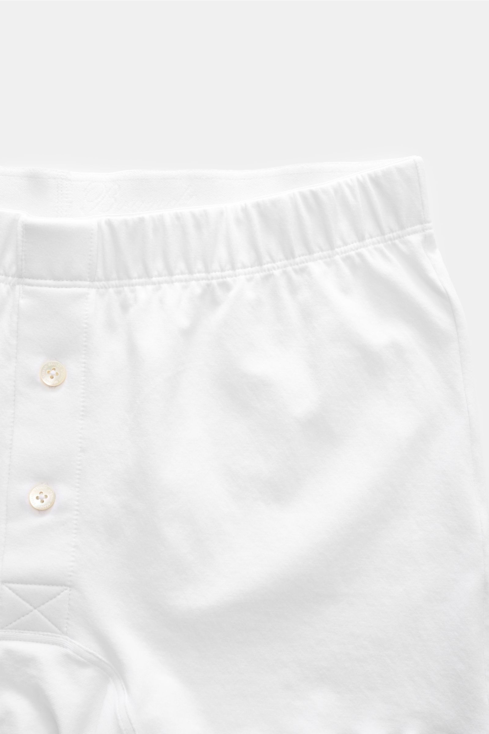 Stefan Brandt Boxershorts 'Bari' weiß aus elastischer Baumwolle, Slim Fit, mit elastischem Bund und seitlichem Knopf-Eingriff, Nahaufnahme frontal.