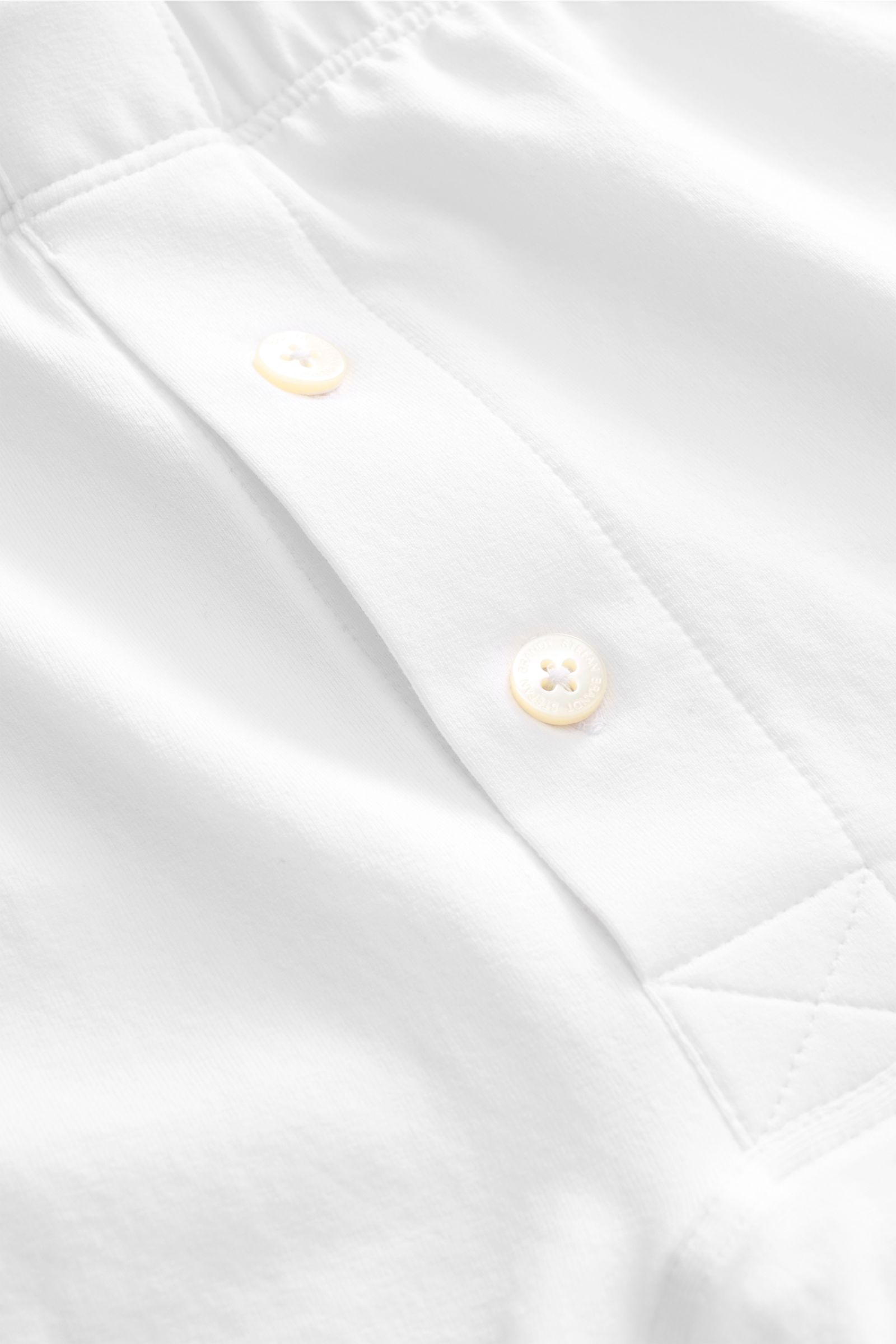 Nahaufnahme der seitlichen Knopfleiste der Stefan Brandt Boxershorts 'Bari' weiß aus elastischer Baumwolle mit sehr weichem Griff und Slim Fit.