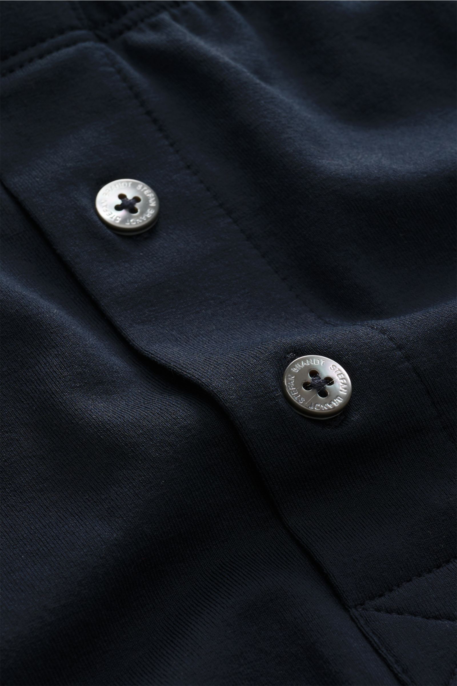 Nahaufnahme der seitlichen Knopfleiste der Stefan Brandt Boxershorts 'Bari' navy aus elastischer Baumwolle mit weichem Griff.