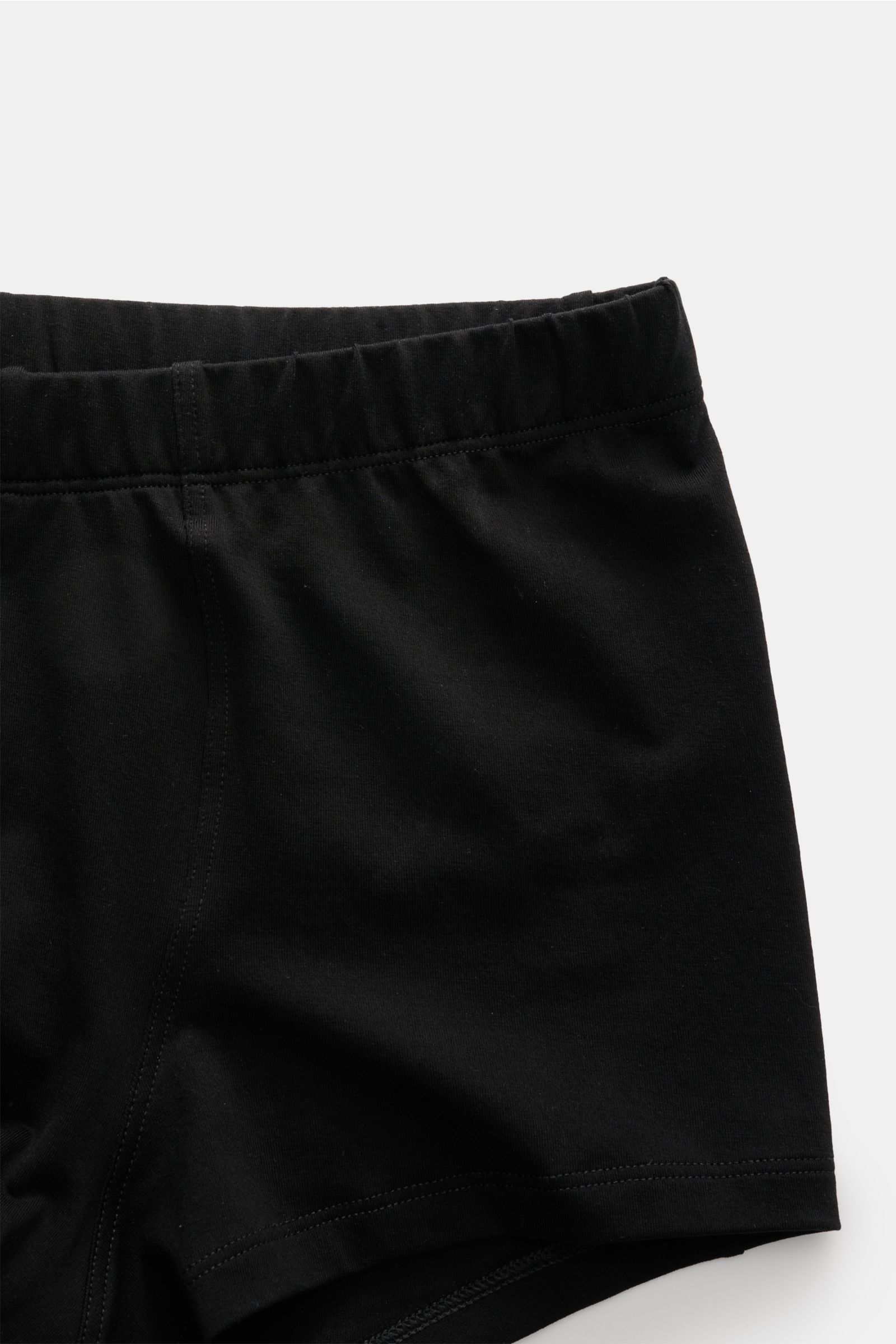Close-up front view of Stefan Brandt Boxershorts 'Brad' schwarz in black, showing elastic waistband and soft cotton jersey fabric.

Komfort im Alltag: Die Boxershorts von STEFAN BRANDT aus weicher Baumwolle bieten ein angenehmes Tragegefühl für jeden T