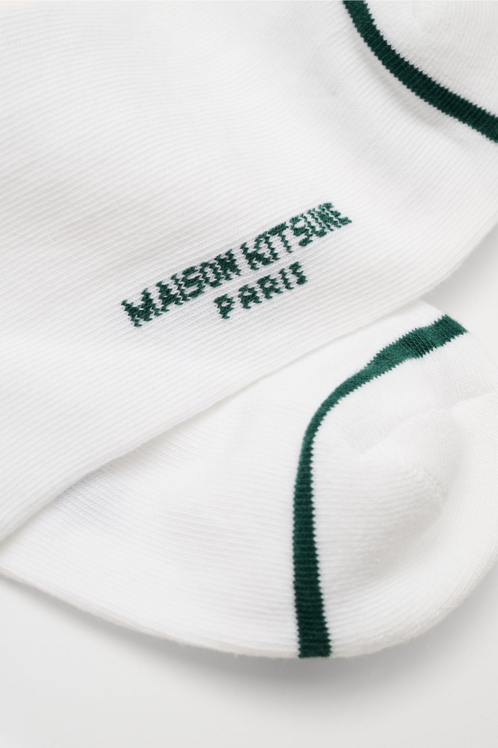 Maison Kitsuné Strümpfe weiß/dunkelgrün mit Kontraststreifen, Fuchs-Weblabel, Branding, aus Baumwoll-Microfaser-Mix, schräg fotografiert.